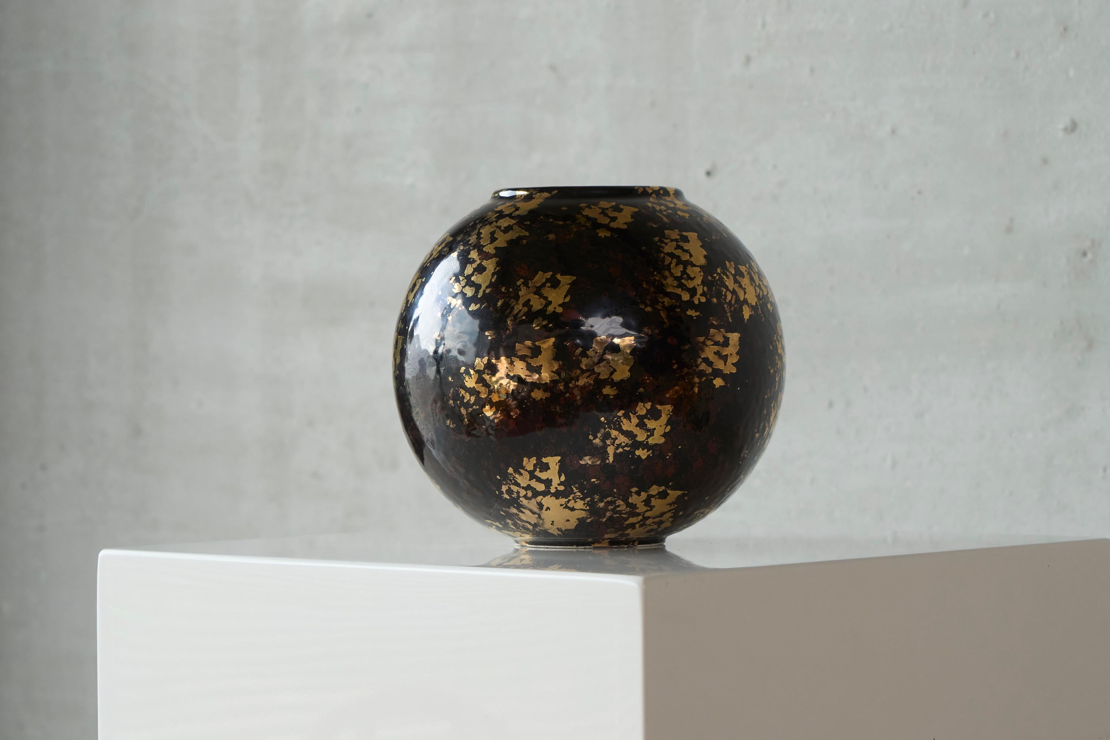 20ième siècle Vase Art Déco italien en Studio Pottery avec paillettes d'or 1940s en vente