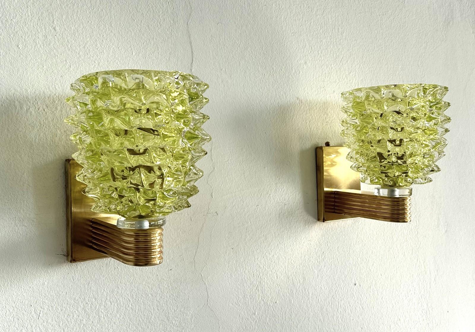Italienische Wandleuchten im Art-Déco-Stil aus Messing und grünem Murano-Glas Rostrato, 1990er Jahre (Handgefertigt) im Angebot