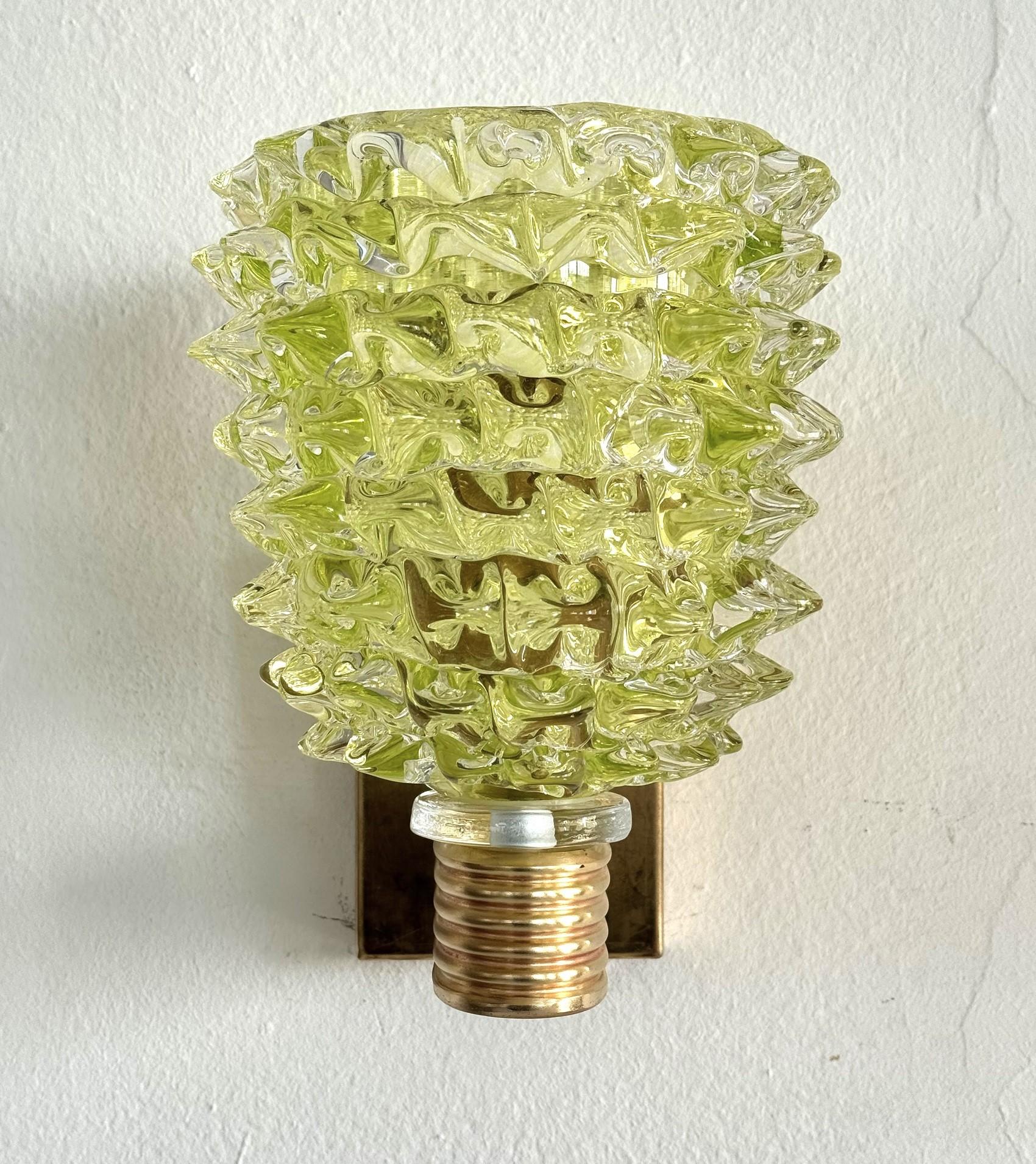 Italienische Wandleuchten im Art-Déco-Stil aus Messing und grünem Murano-Glas Rostrato, 1990er Jahre im Zustand „Gut“ im Angebot in Morazzone, Varese