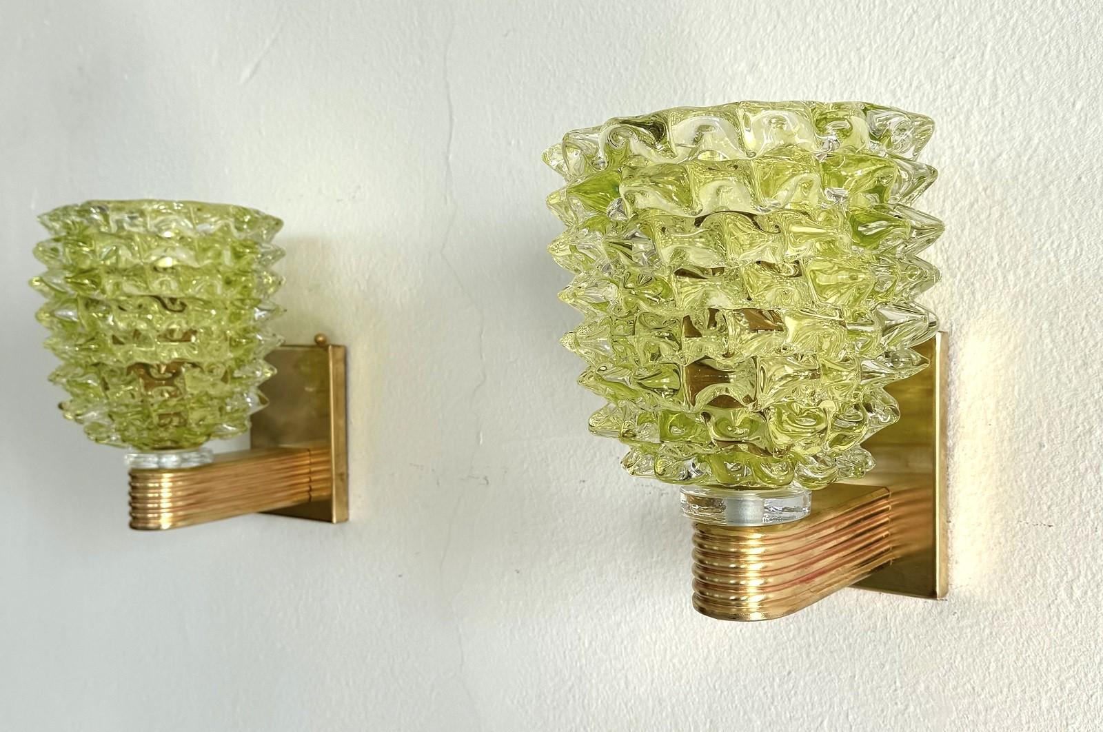 Apliques de latón y cristal de Murano verde rostrato, estilo Art Déco italiano, años 90 siglo XX en venta
