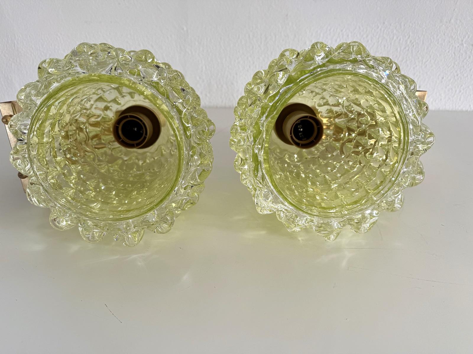 Apliques de latón y cristal de Murano verde rostrato, estilo Art Déco italiano, años 90 en venta 1