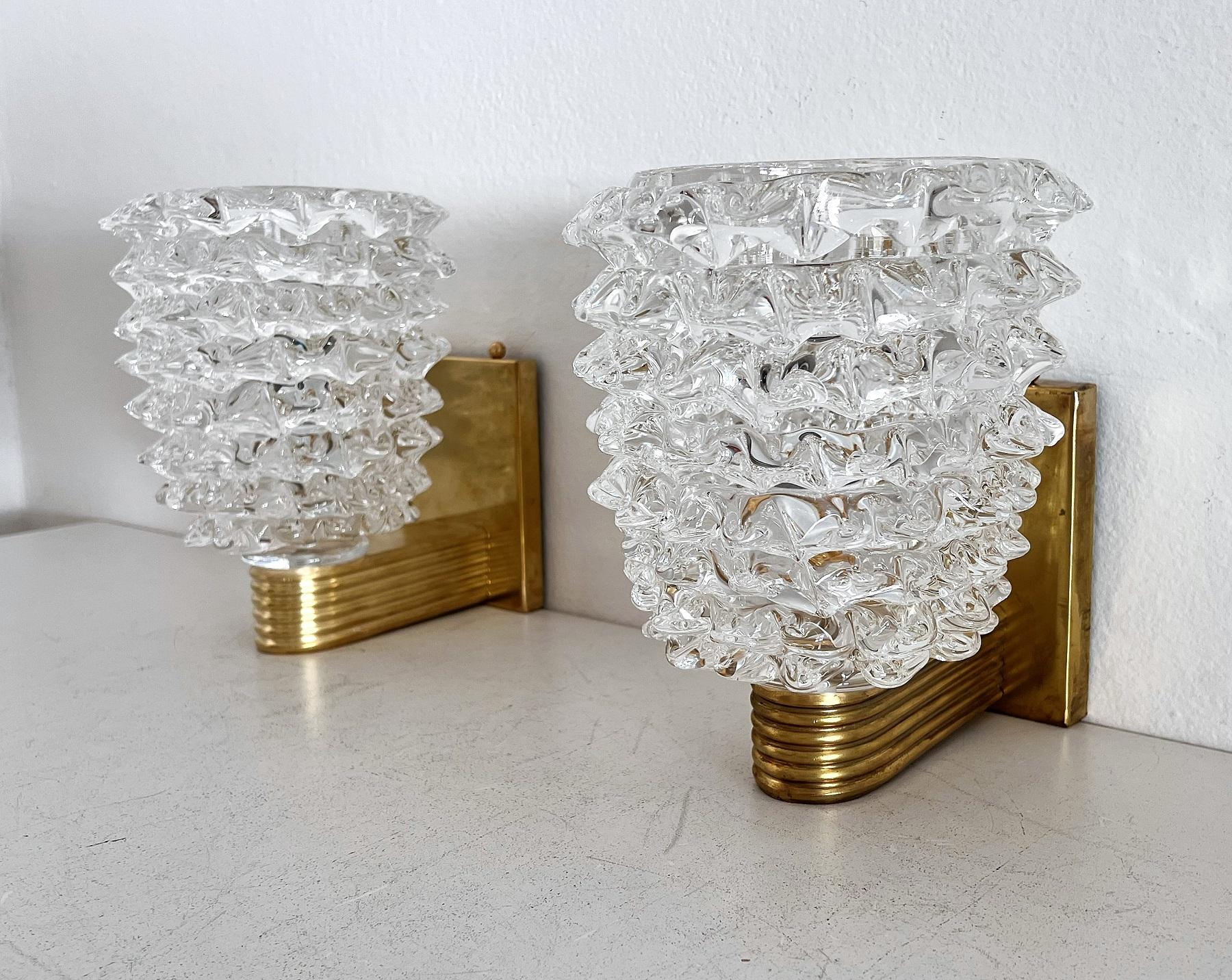 Beautiful set of four gorgeous heavy wall lamps entirely hand-crafted in Murano made of clear Murano glass in rostrato technique.
The glasses are fixed on hand-crafted brass plate.
Made in the Art Deco style of Barovier and Toso.
The brass is with