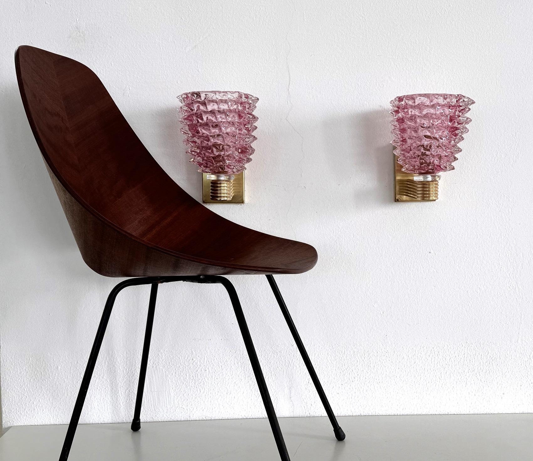 Appliques murales italiennes de style Art déco en laiton et verre de Murano rose Rostrato, années 1990

Superbe ensemble de deux magnifiques appliques lourdes entièrement réalisées à la main à Murano en verre rose de Murano en technique rostrato par