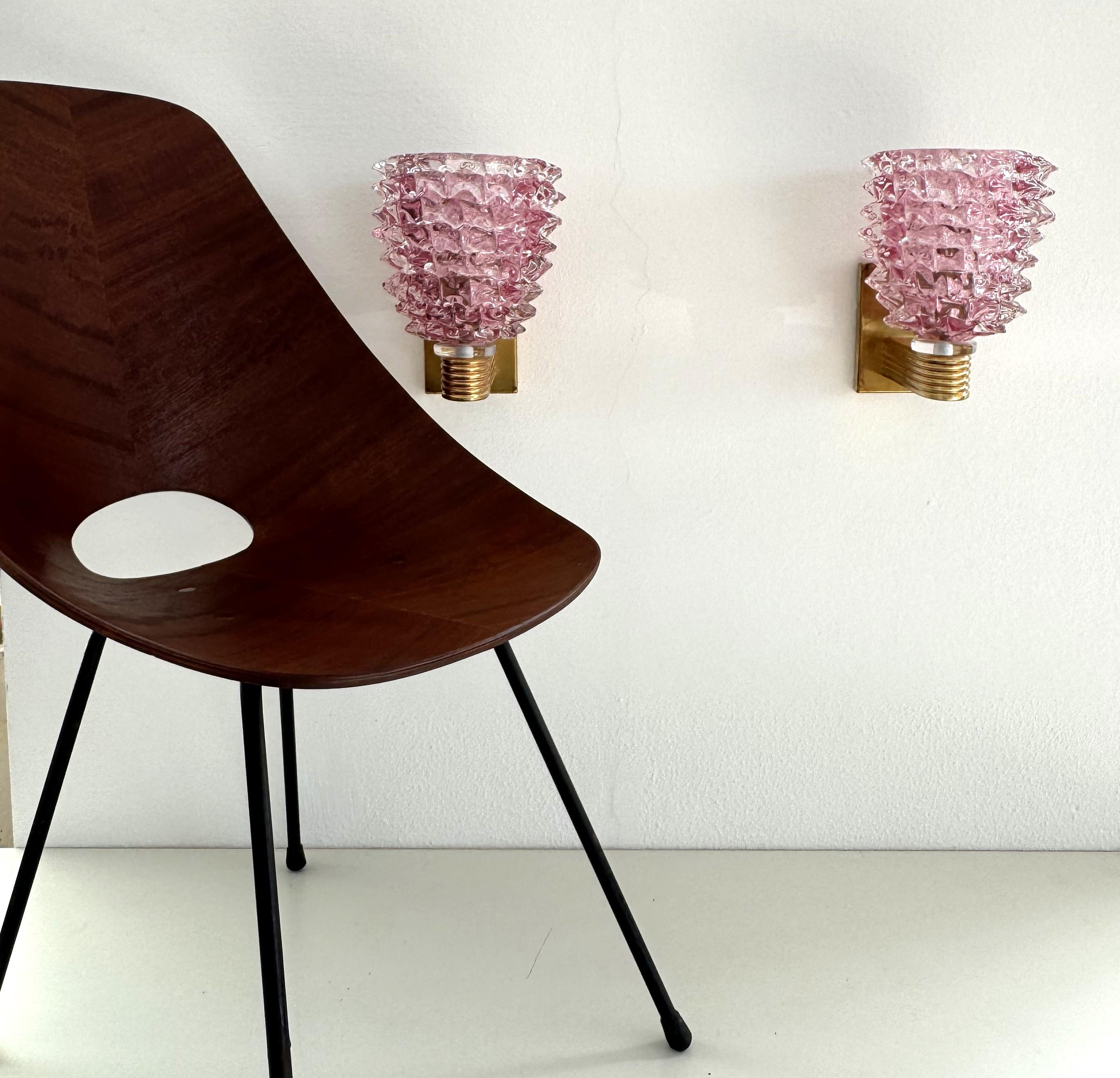 Applique da parete in ottone e vetro rosa di Murano in stile Art Déco italiano, anni '90

Bellissimo set di due splendide lampade da parete pesanti interamente realizzate a mano a Murano in vetro rosa di Murano con tecnica rostrato da