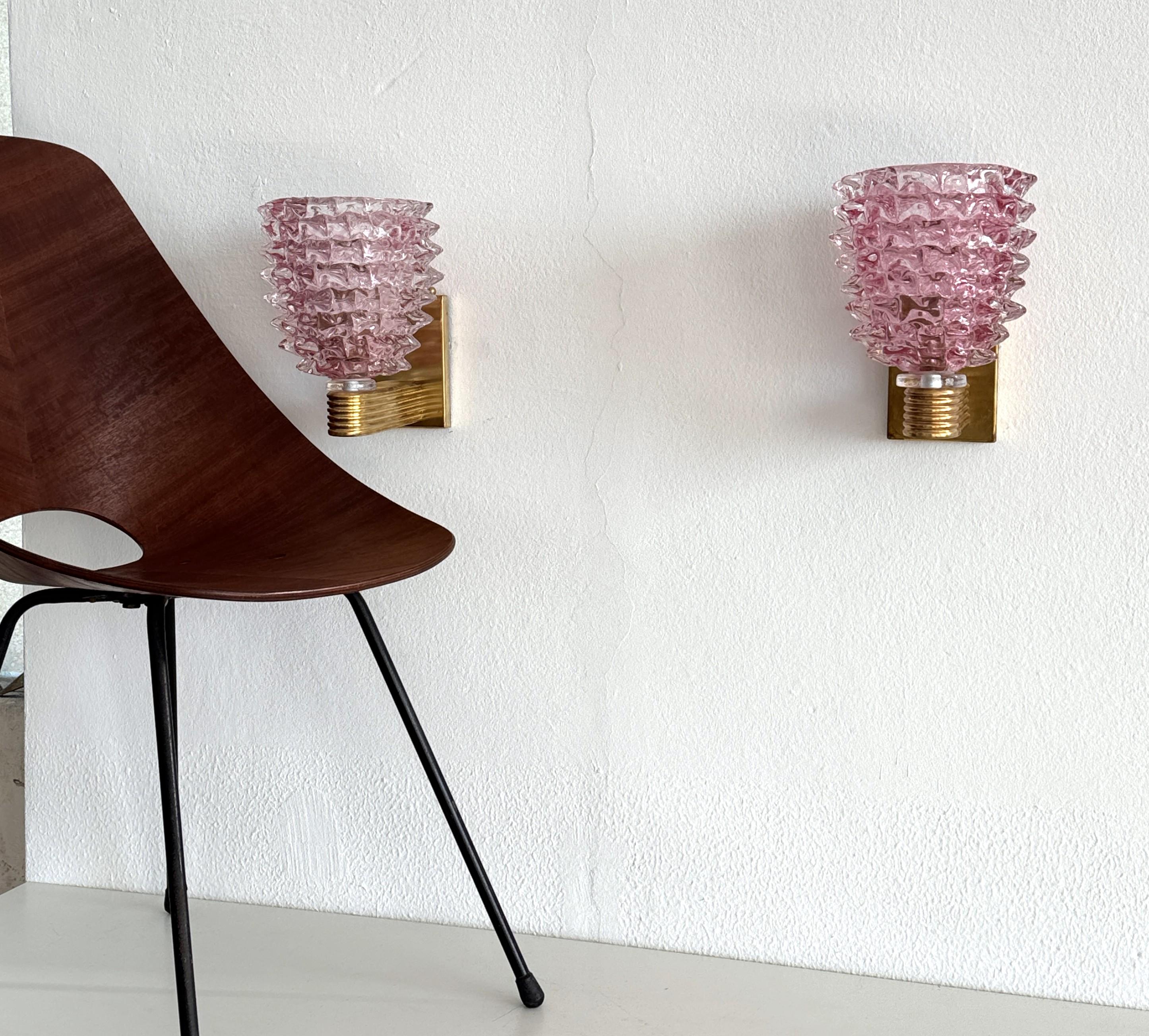 Apliques de pared de latón y cristal de Murano rostrato rosa, estilo Art Déco italiano, años 90

Hermoso conjunto de dos preciosas lámparas de pared pesadas totalmente hechas a mano en Murano de cristal de Murano rosa en técnica rostrato por
