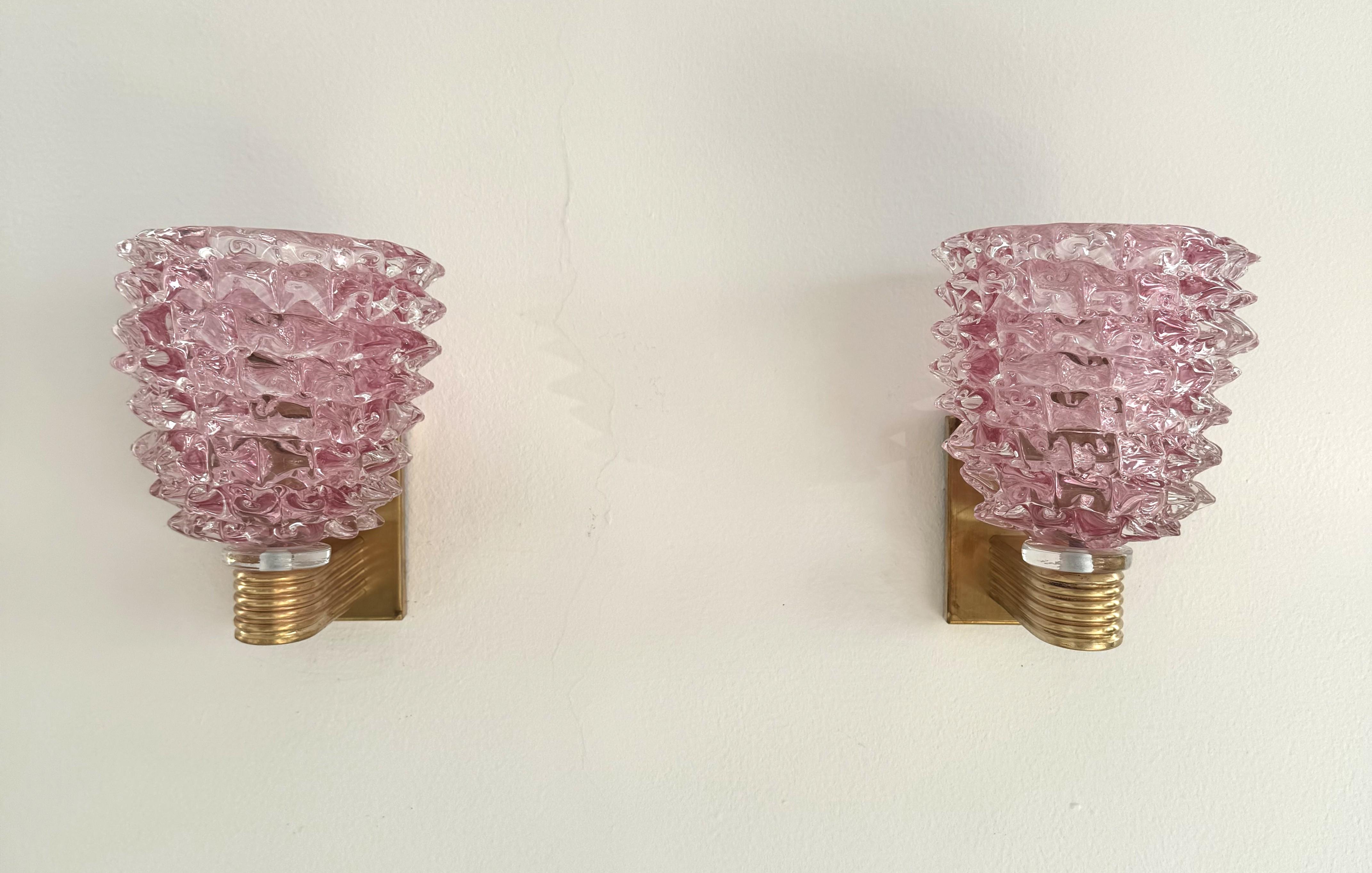 Italiano Applique da parete in ottone e vetro rosa di Murano in stile Art Déco italiano, anni '90 in vendita