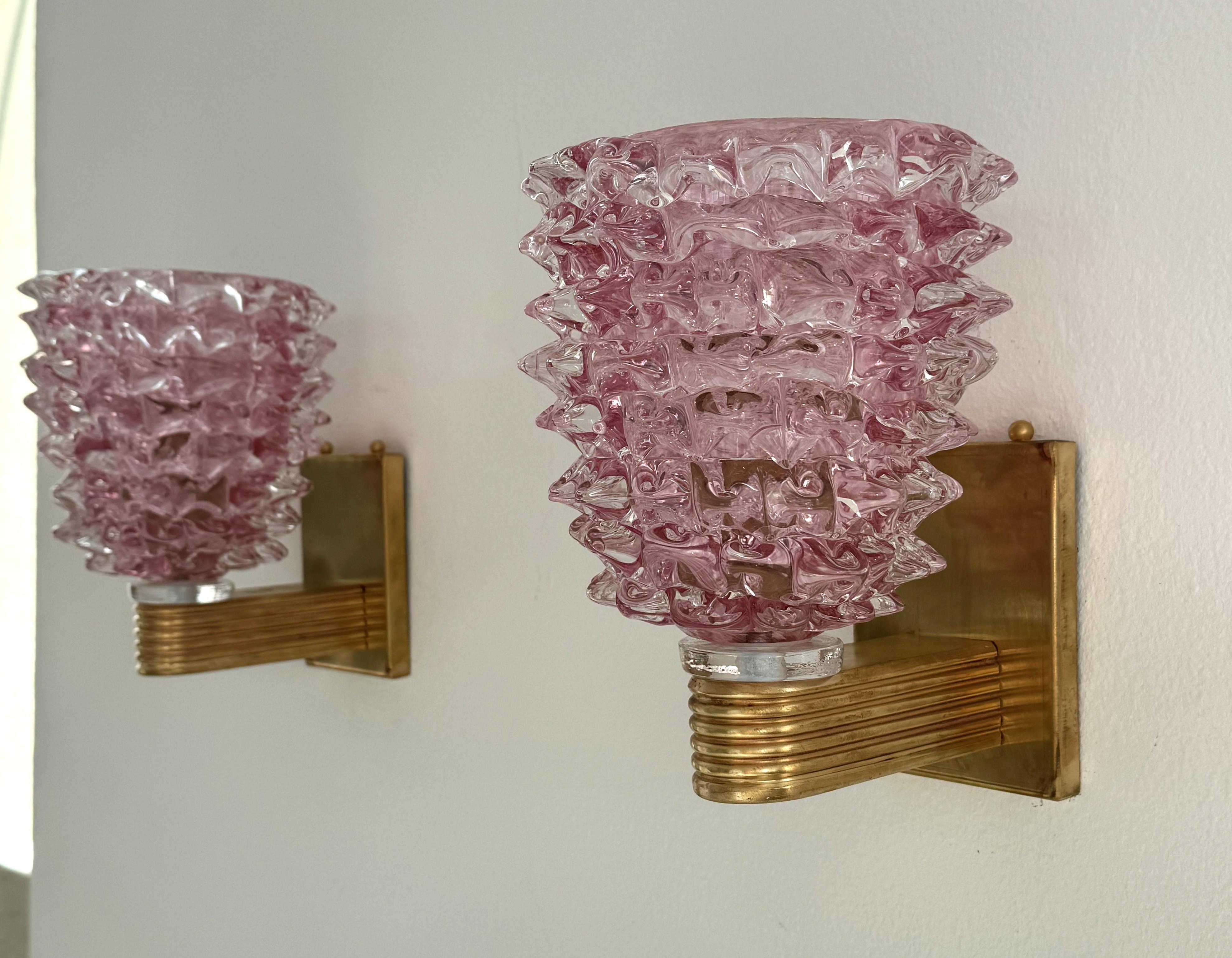 Fatto a mano Applique da parete in ottone e vetro rosa di Murano in stile Art Déco italiano, anni '90 in vendita