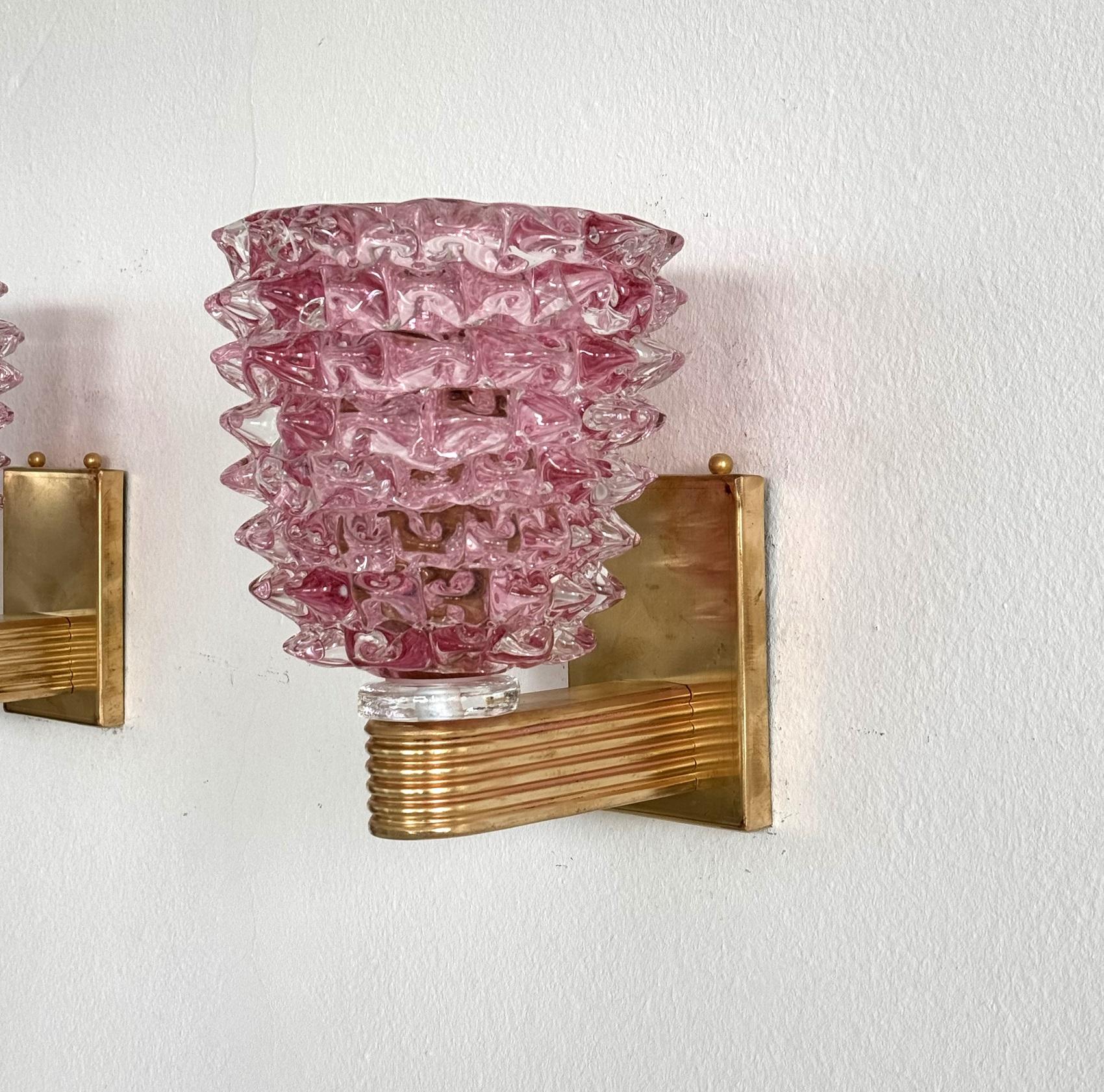 20ième siècle Appliques murales italiennes de style Art déco en laiton et verre de Murano rose Rostrato, années 1990