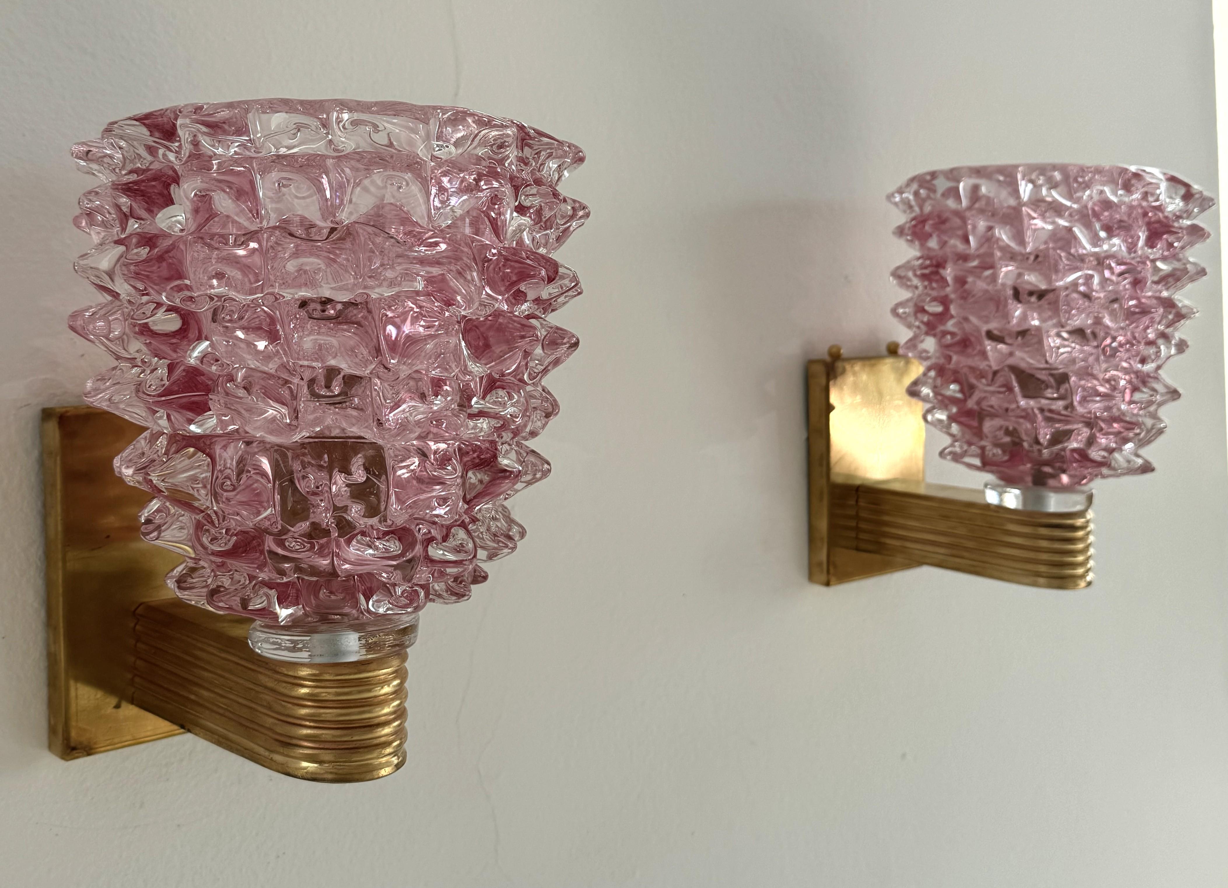 Applique da parete in ottone e vetro rosa di Murano in stile Art Déco italiano, anni '90 In condizioni buone in vendita a Morazzone, Varese