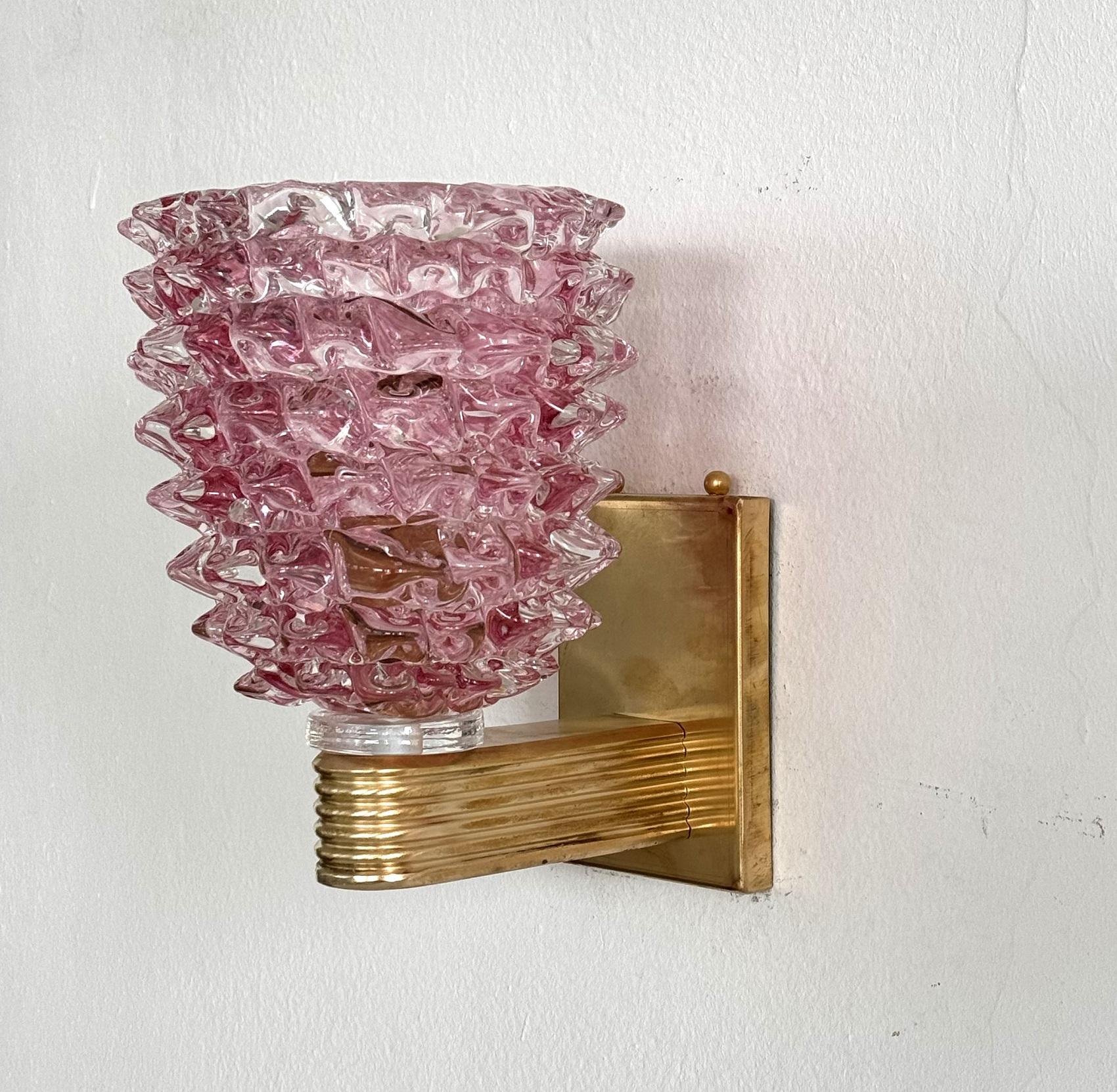 Laiton Appliques murales italiennes de style Art déco en laiton et verre de Murano rose Rostrato, années 1990