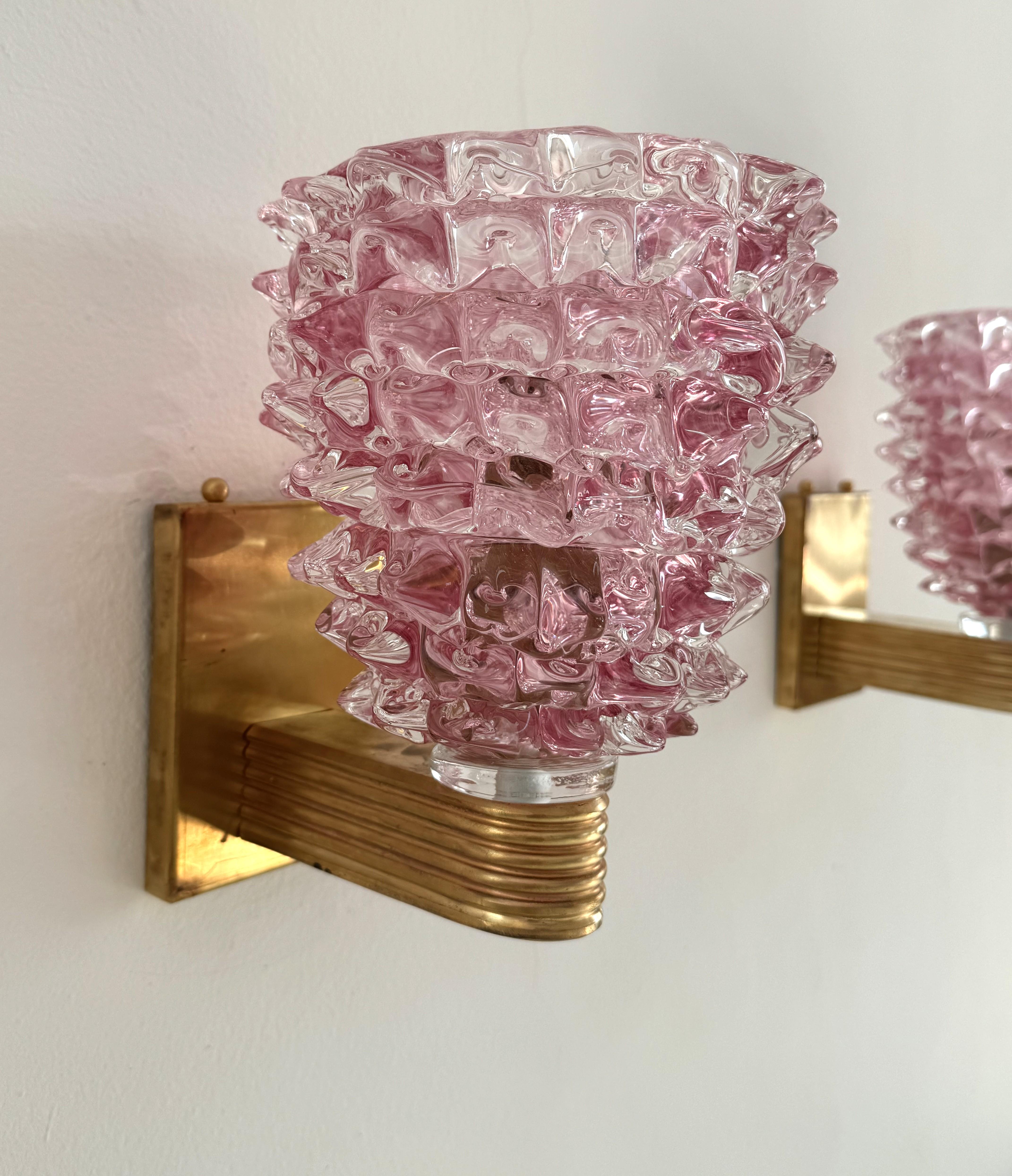 XX secolo Applique da parete in ottone e vetro rosa di Murano in stile Art Déco italiano, anni '90 in vendita