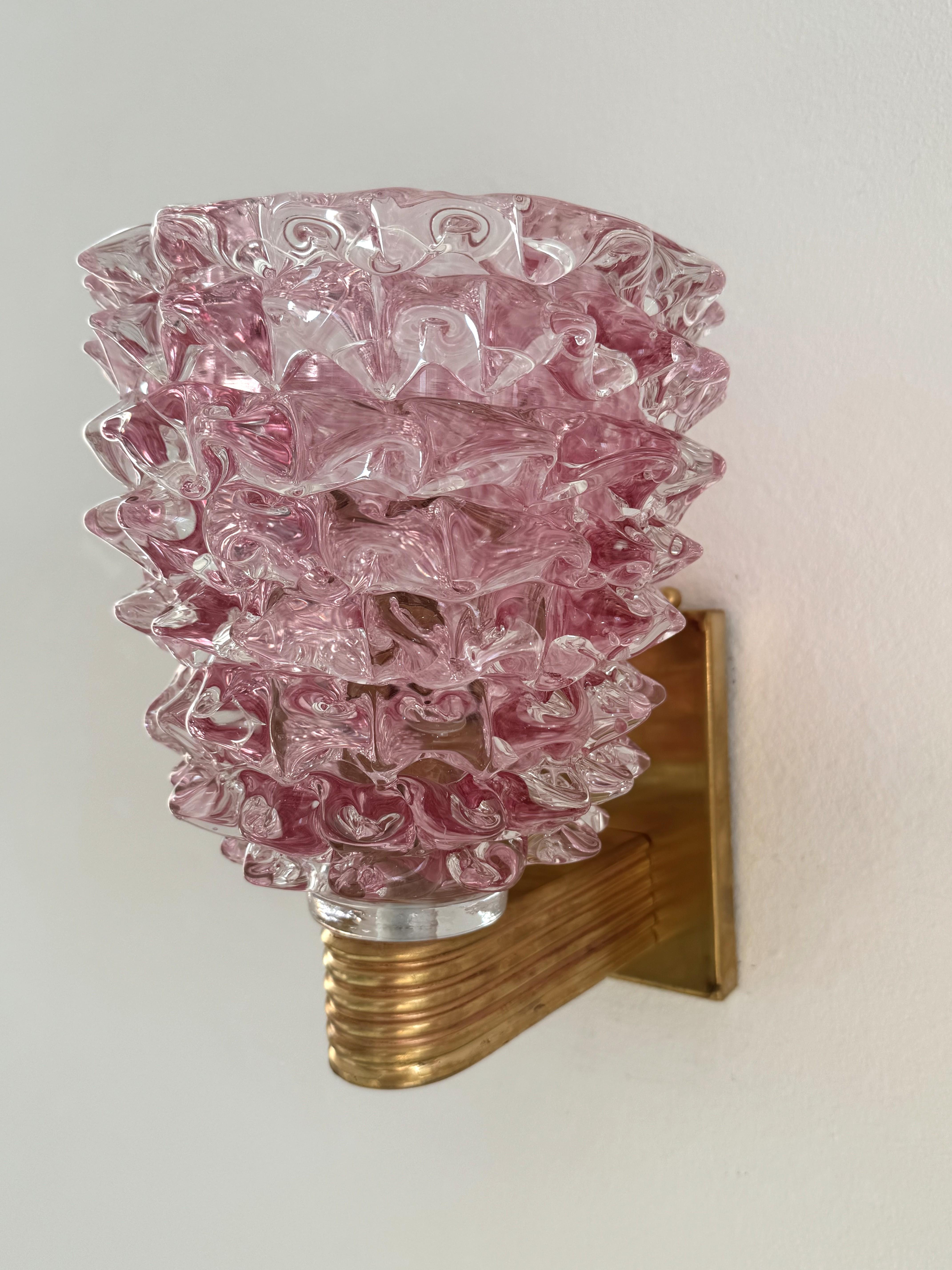 Ottone Applique da parete in ottone e vetro rosa di Murano in stile Art Déco italiano, anni '90 in vendita