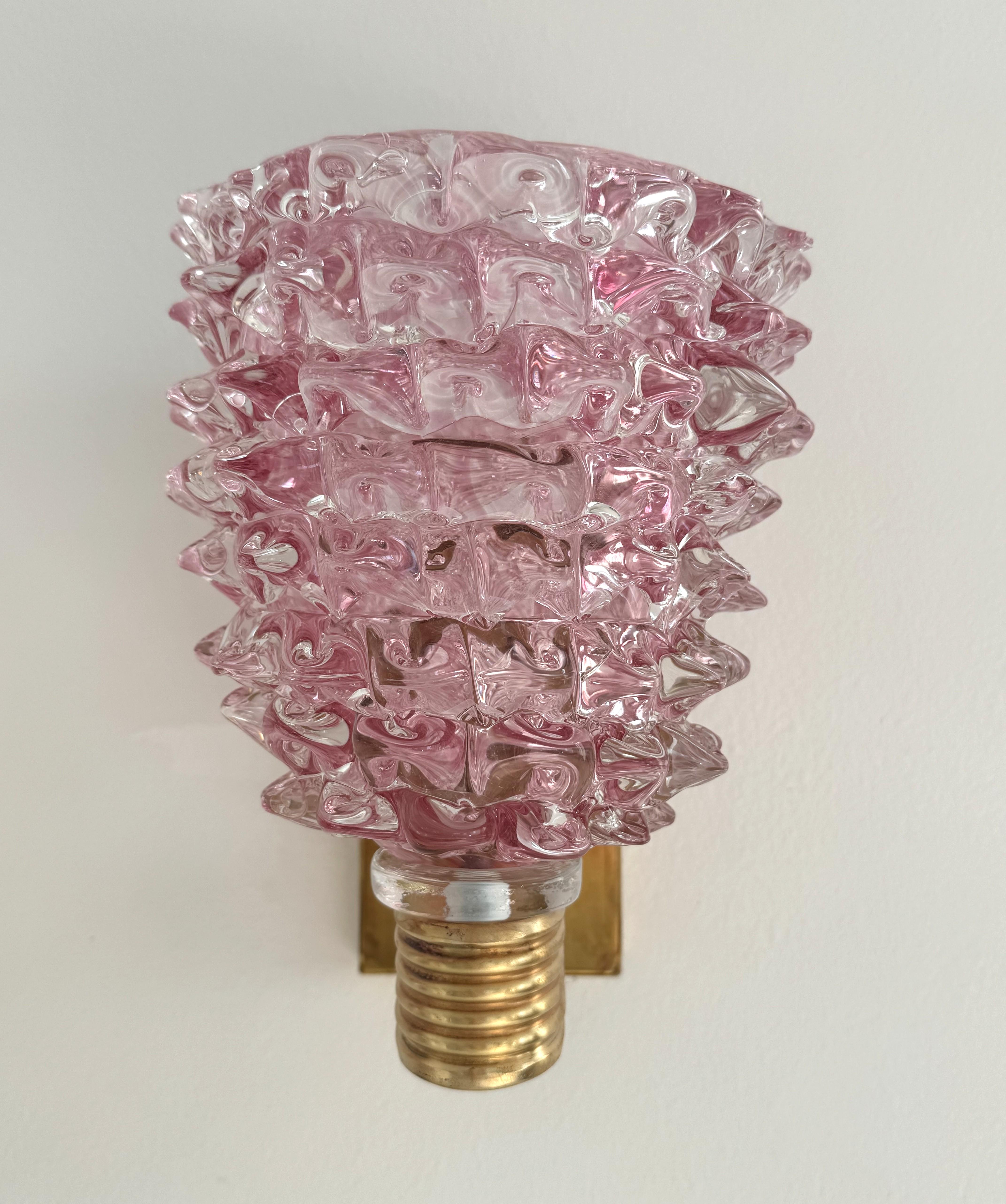 Applique da parete in ottone e vetro rosa di Murano in stile Art Déco italiano, anni '90 in vendita 1