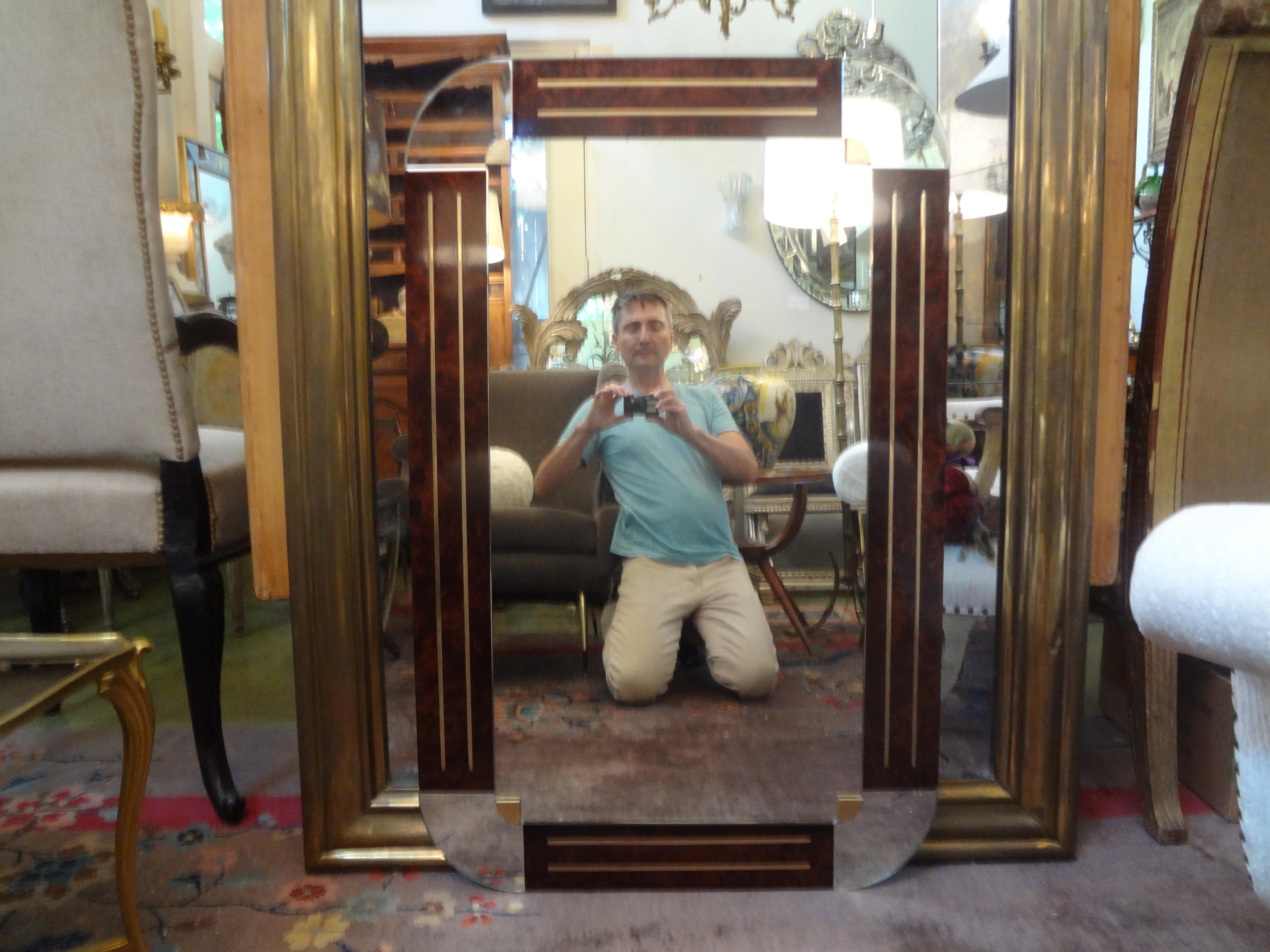 Stilvoller italienischer, von Gio Ponti inspirierter Spiegel aus genopptem Holz und Bronze im Art-Déco-Stil. Der vorgestellte Spiegel hat eine geometrische Form mit interessant geschwungenen Ecken. Dieser hübsche, gut verarbeitete Spiegel im