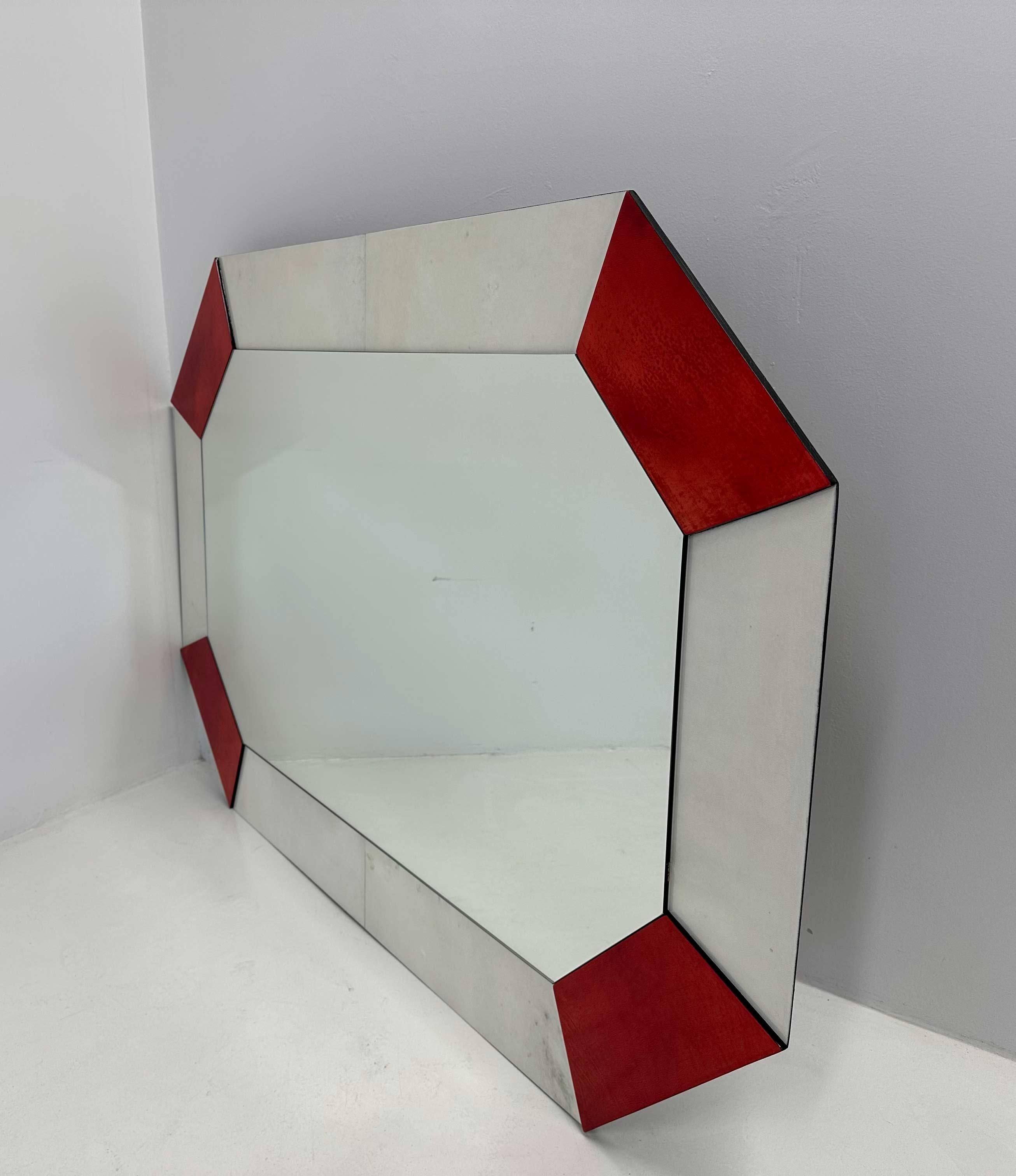 Espejo Pergamino Rojo Cereza y Blanco Estilo Art Deco Italiano, Década de 1990 finales del siglo XX