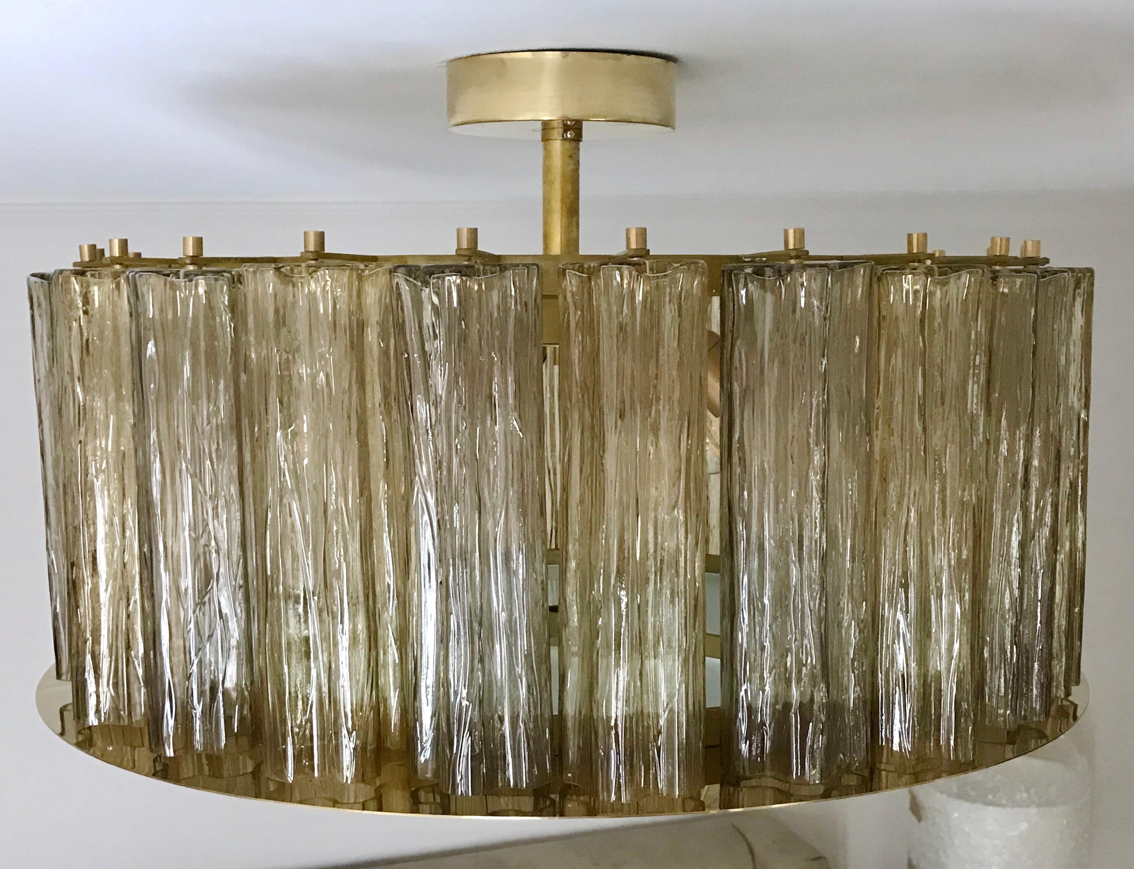 Runde italienische Einbaubeleuchtung im Art-déco-Stil aus Kristall und Rauch Muranoglas auf Messing (Mattiert) im Angebot