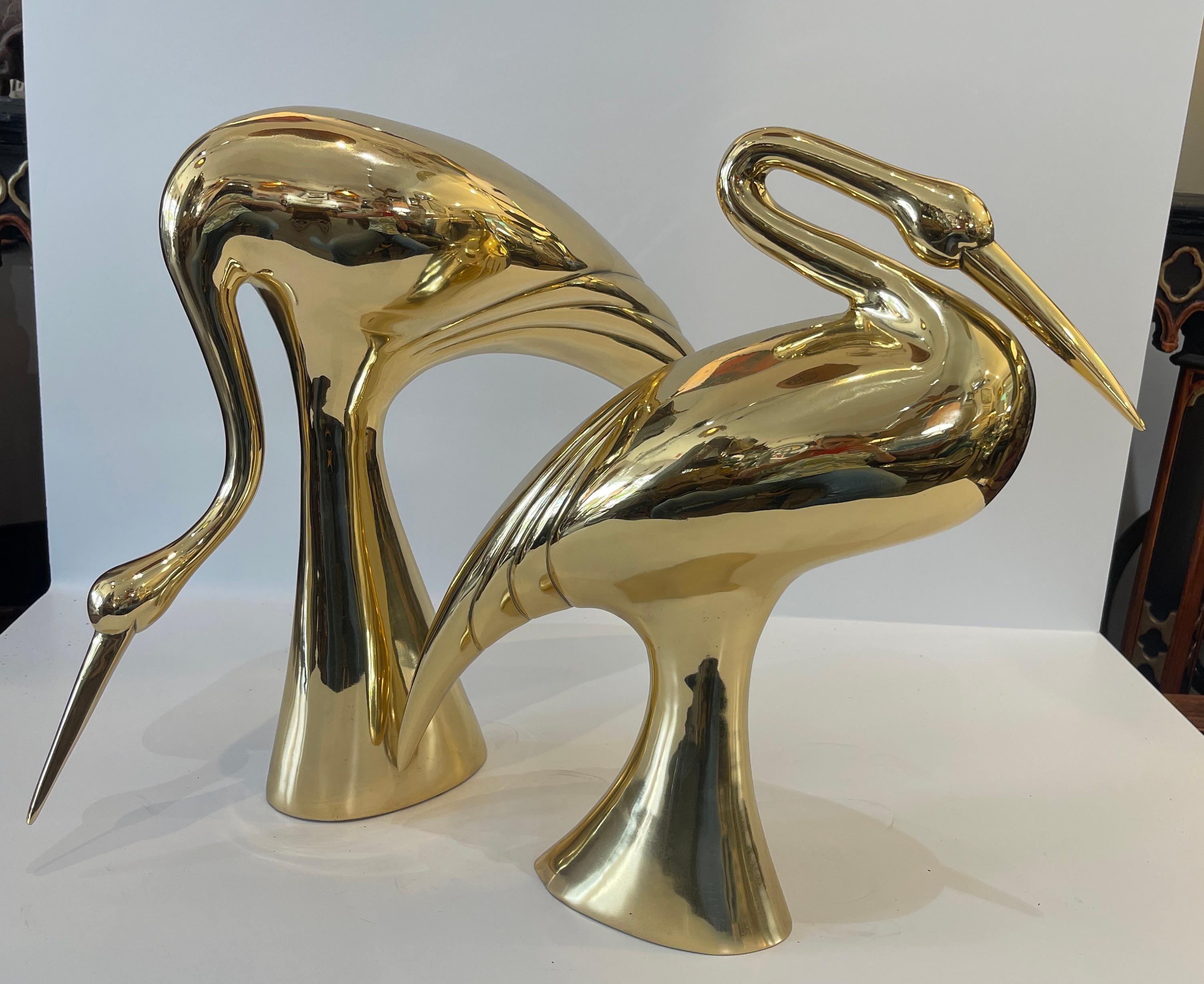Appena arrivato, questo incredibile set di grandi sculture di gru in ottone in stile Art Deco italiano, anni '60.
Si tratta di una vera e propria dichiarazione, in stile Art Line, con linee molto pulite e ottone massiccio molto pesante.
Recentemente
