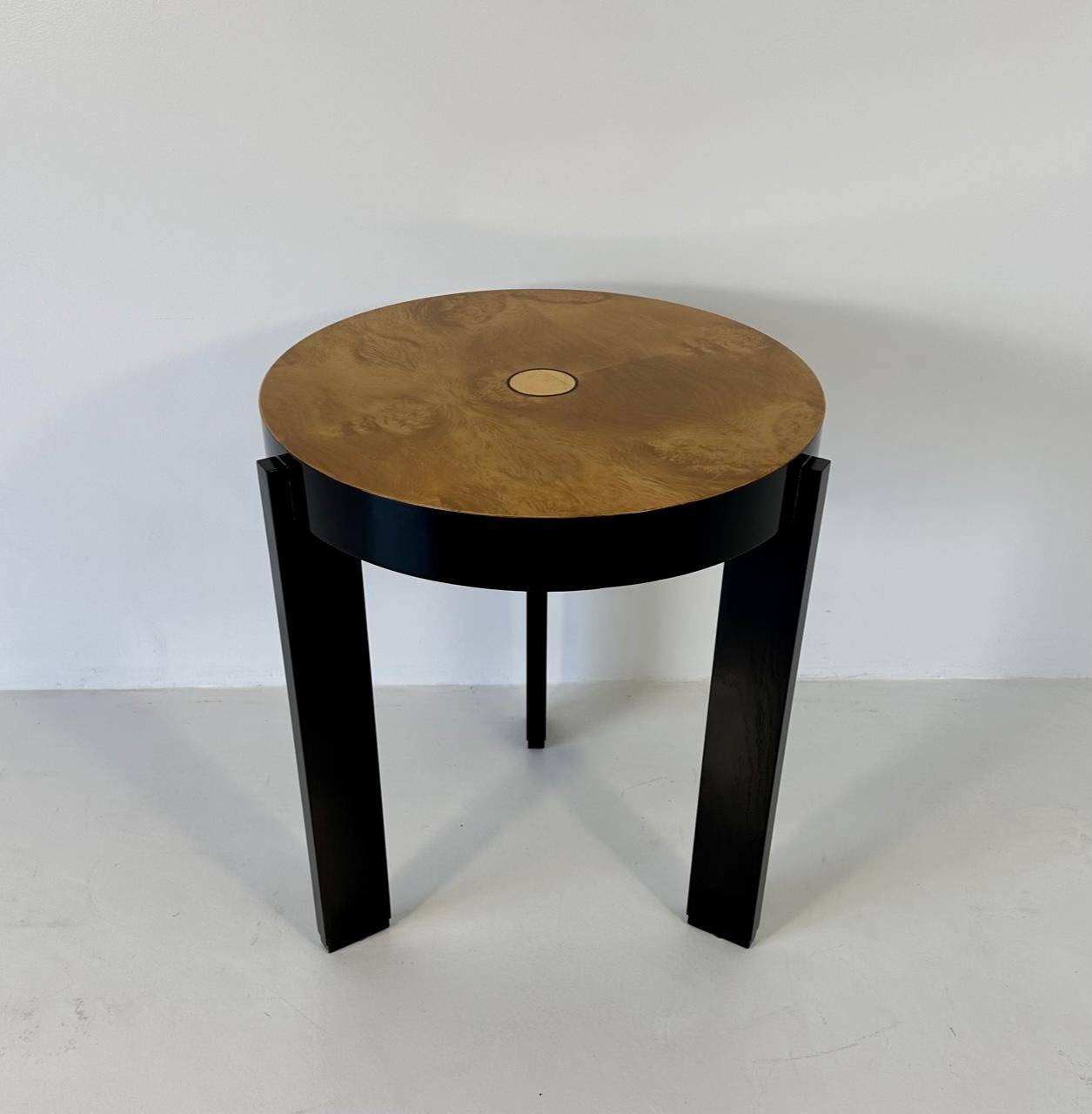 Italian Art Deco Style Maple Burl, Gold Leaf and Black Lacquer Coffee Table In Good Condition In Meda, MB