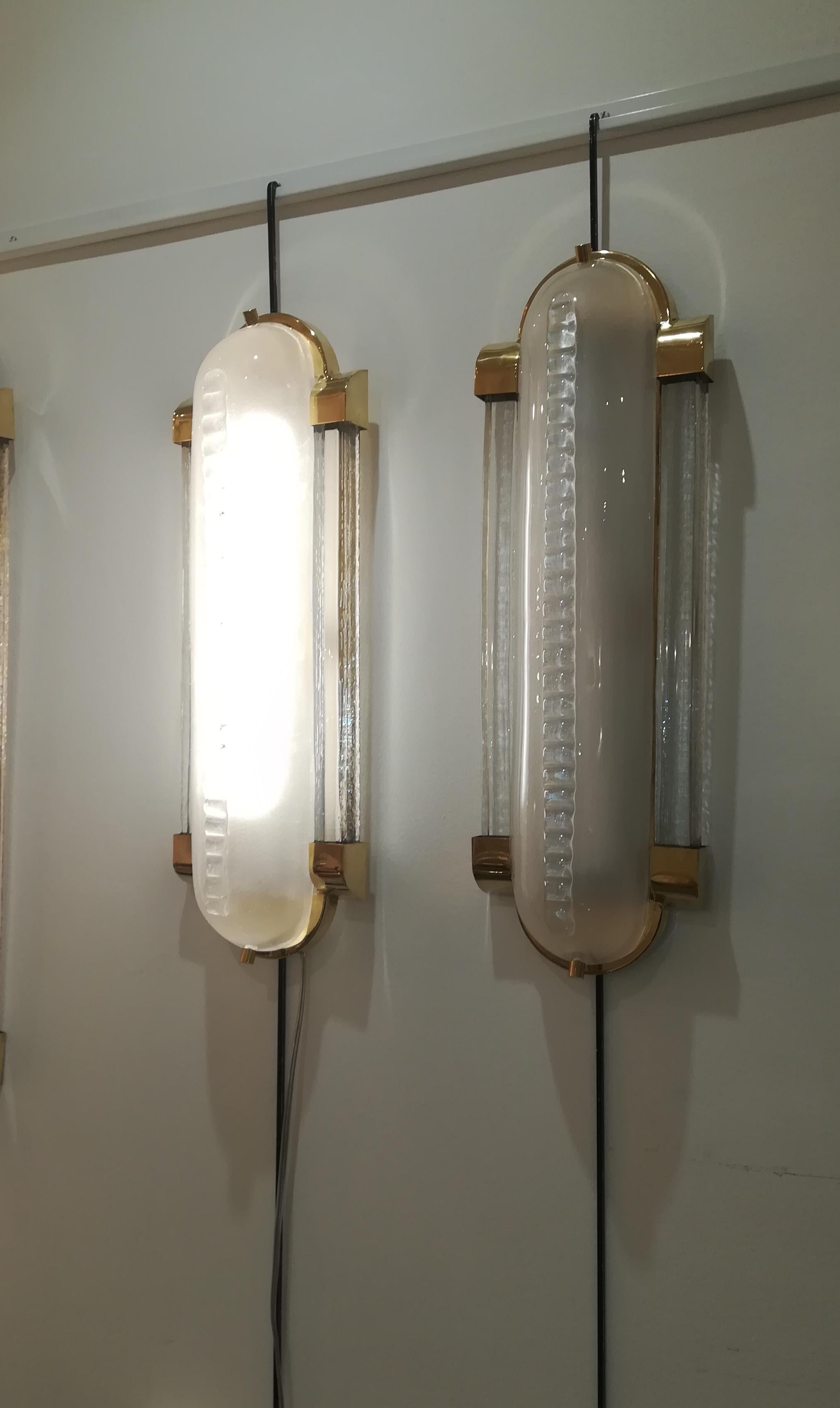 Italian Art Deco Style Pair of Brass and Murano Glass Sconces In Excellent Condition For Sale In Saint-Ouen, FR