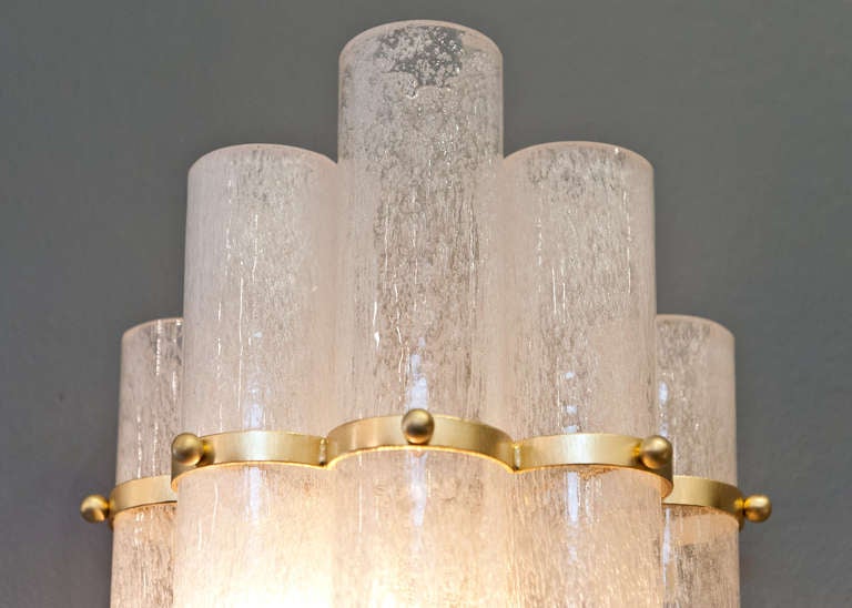 XXIe siècle et contemporain Paire d'appliques italiennes de style Art Déco en verre de Murano et laiton en vente
