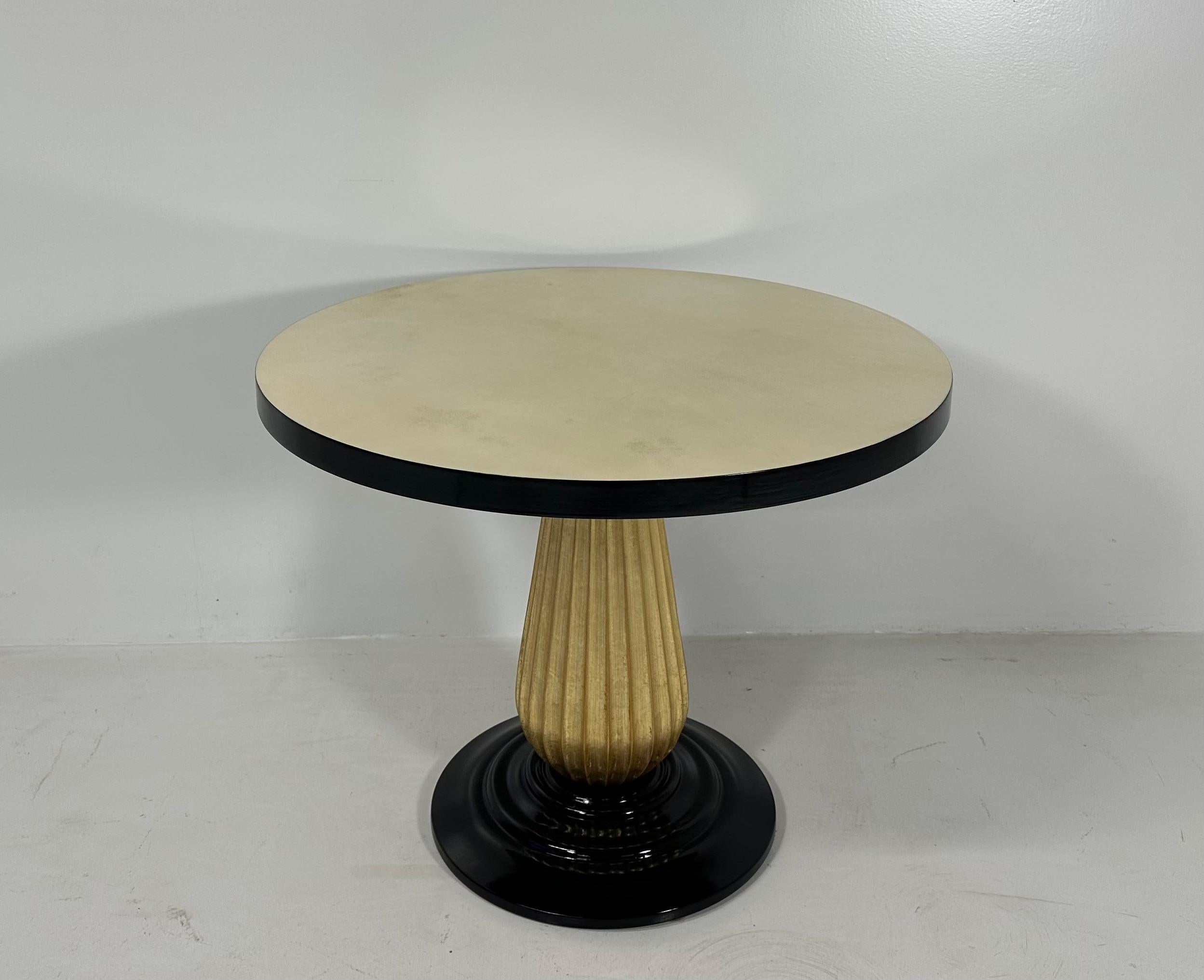 Table basse italienne de style Art déco en parchemin, laque noire et feuilles d'or Bon état - En vente à Meda, MB