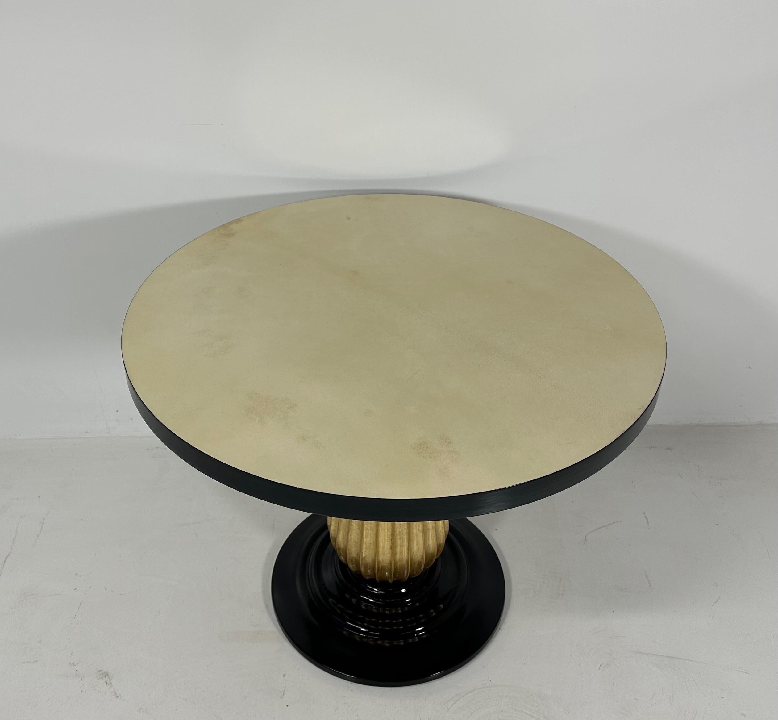 Fin du 20e siècle Table basse italienne de style Art déco en parchemin, laque noire et feuilles d'or en vente
