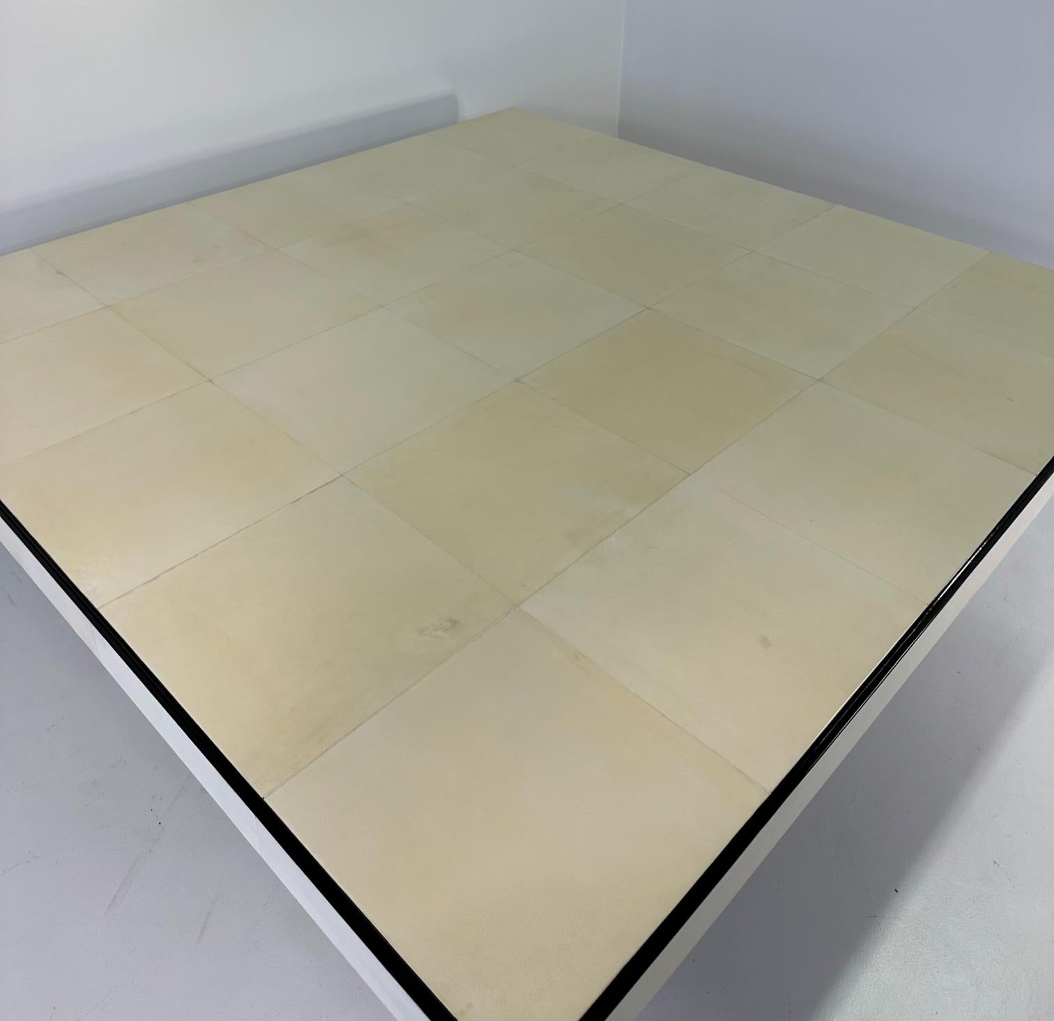 Quadratischer italienischer Tisch aus Pergament, schwarzem Lack und Ahornholz im Art-déco-Stil  4