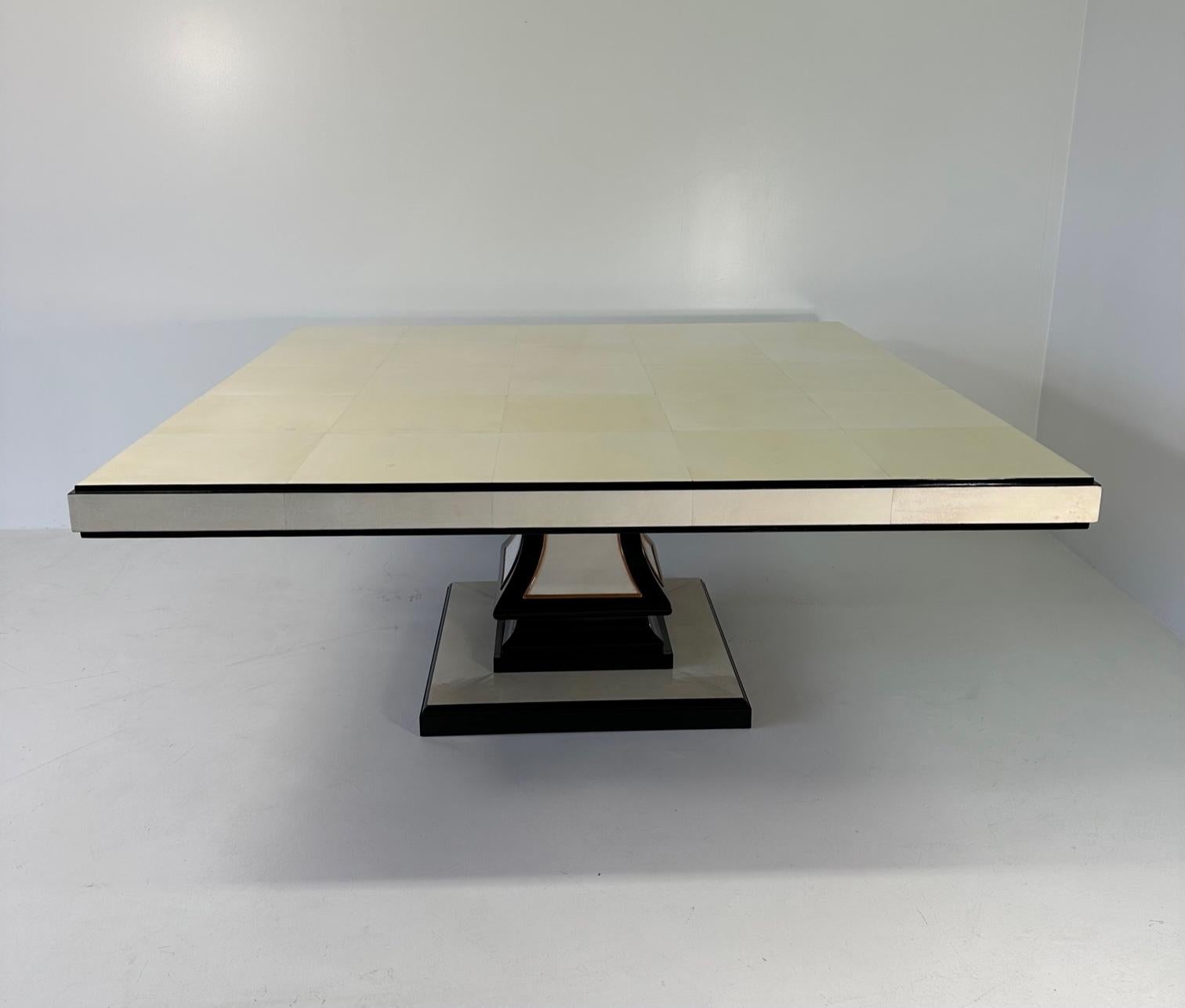 Art déco Table carrée italienne de style Art Déco en parchemin, laque noire et érable 