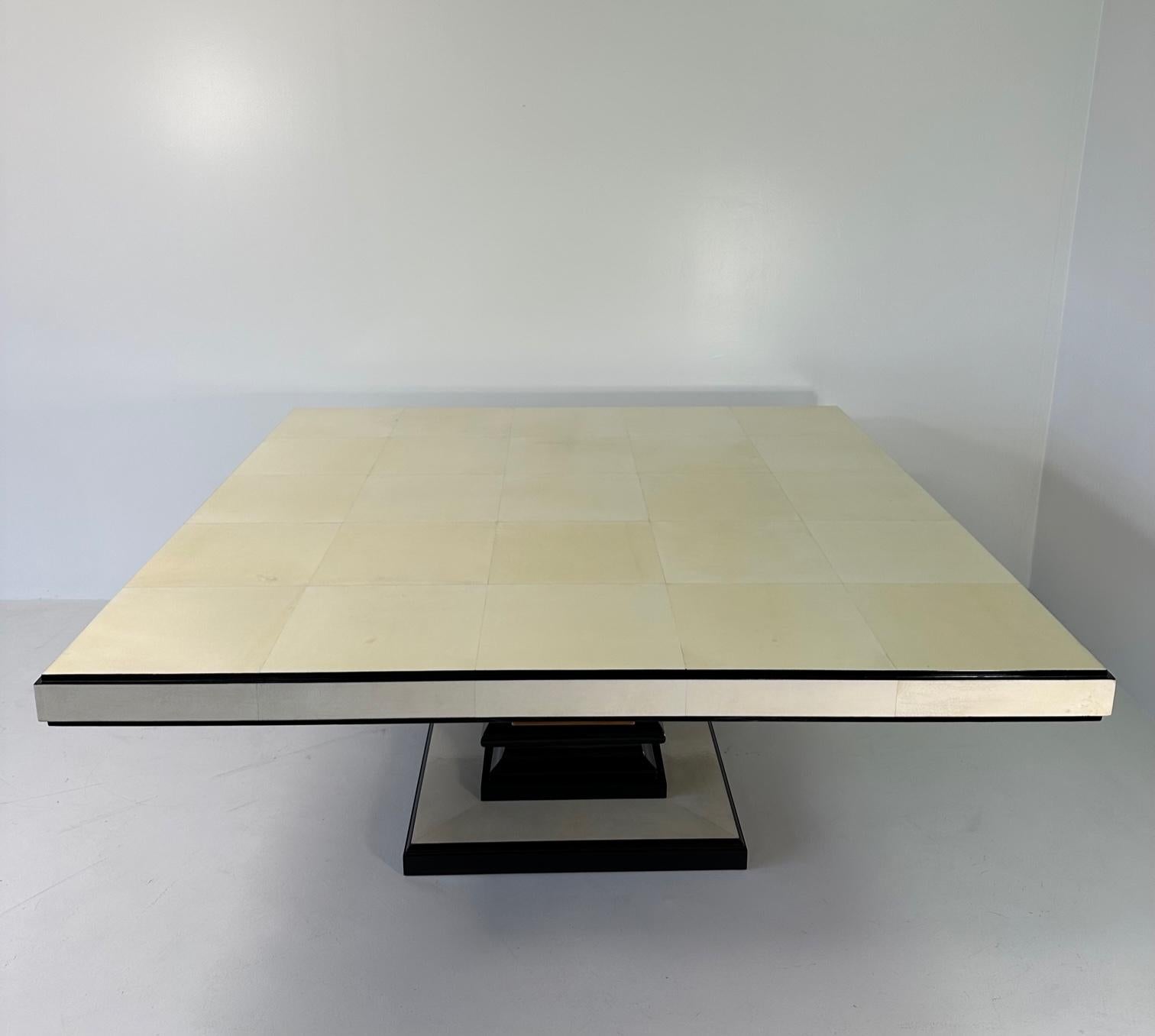 Table carrée italienne de style Art Déco en parchemin, laque noire et érable  Bon état à Meda, MB