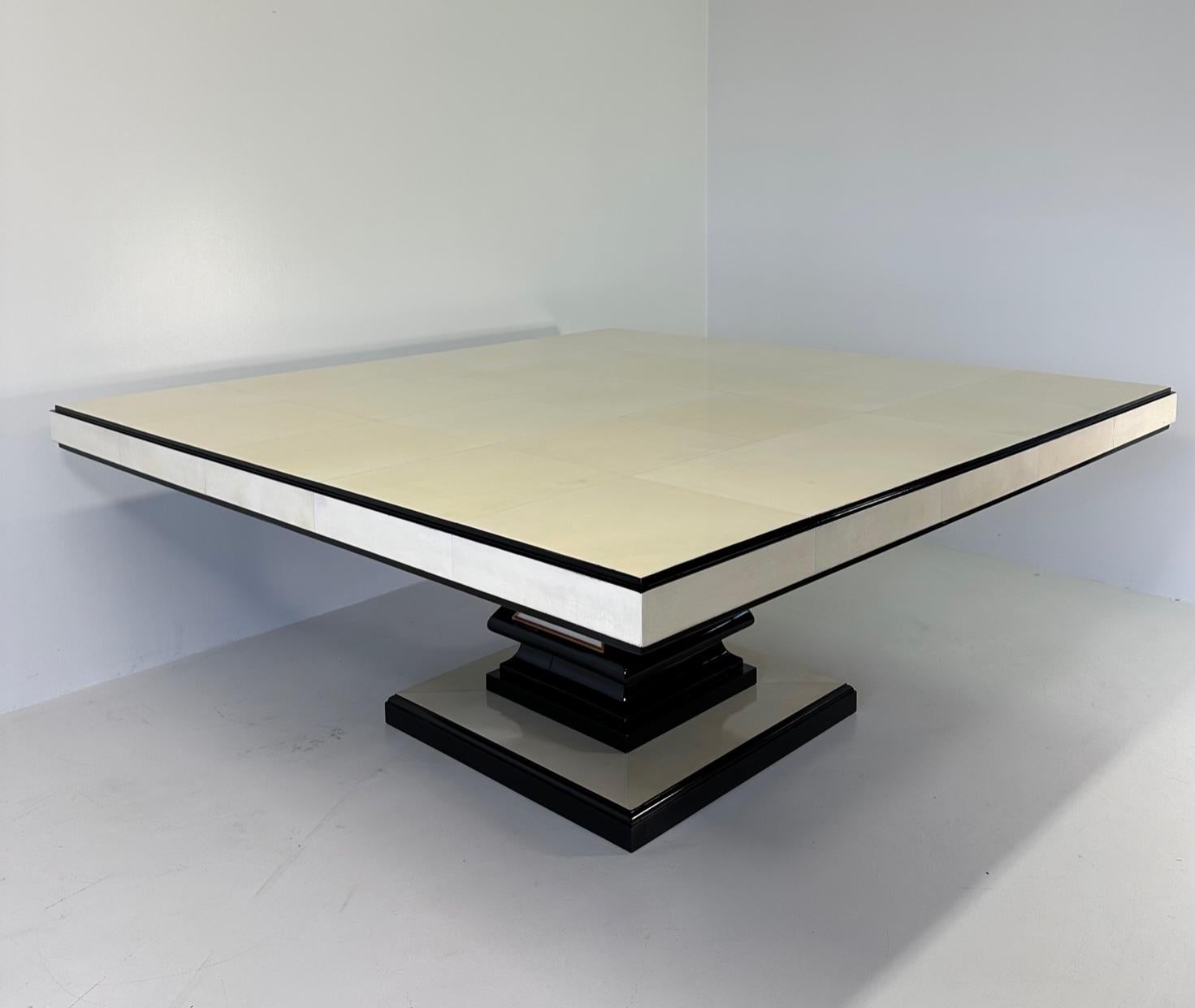 Fin du 20e siècle Table carrée italienne de style Art Déco en parchemin, laque noire et érable 