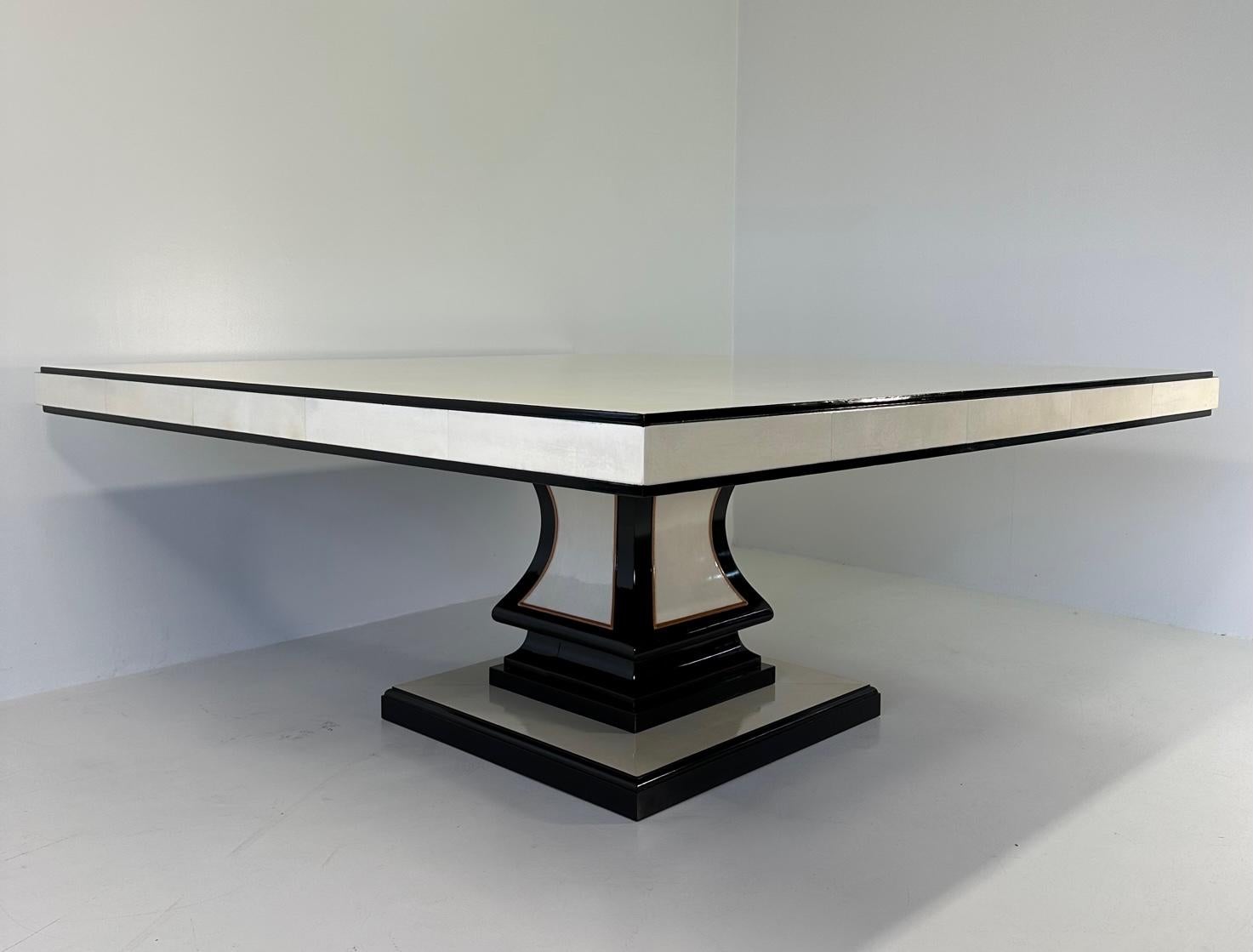Érable Table carrée italienne de style Art Déco en parchemin, laque noire et érable 
