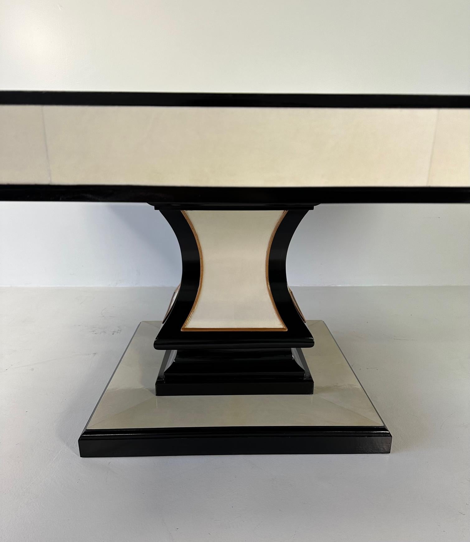 Quadratischer italienischer Tisch aus Pergament, schwarzem Lack und Ahornholz im Art-déco-Stil  1