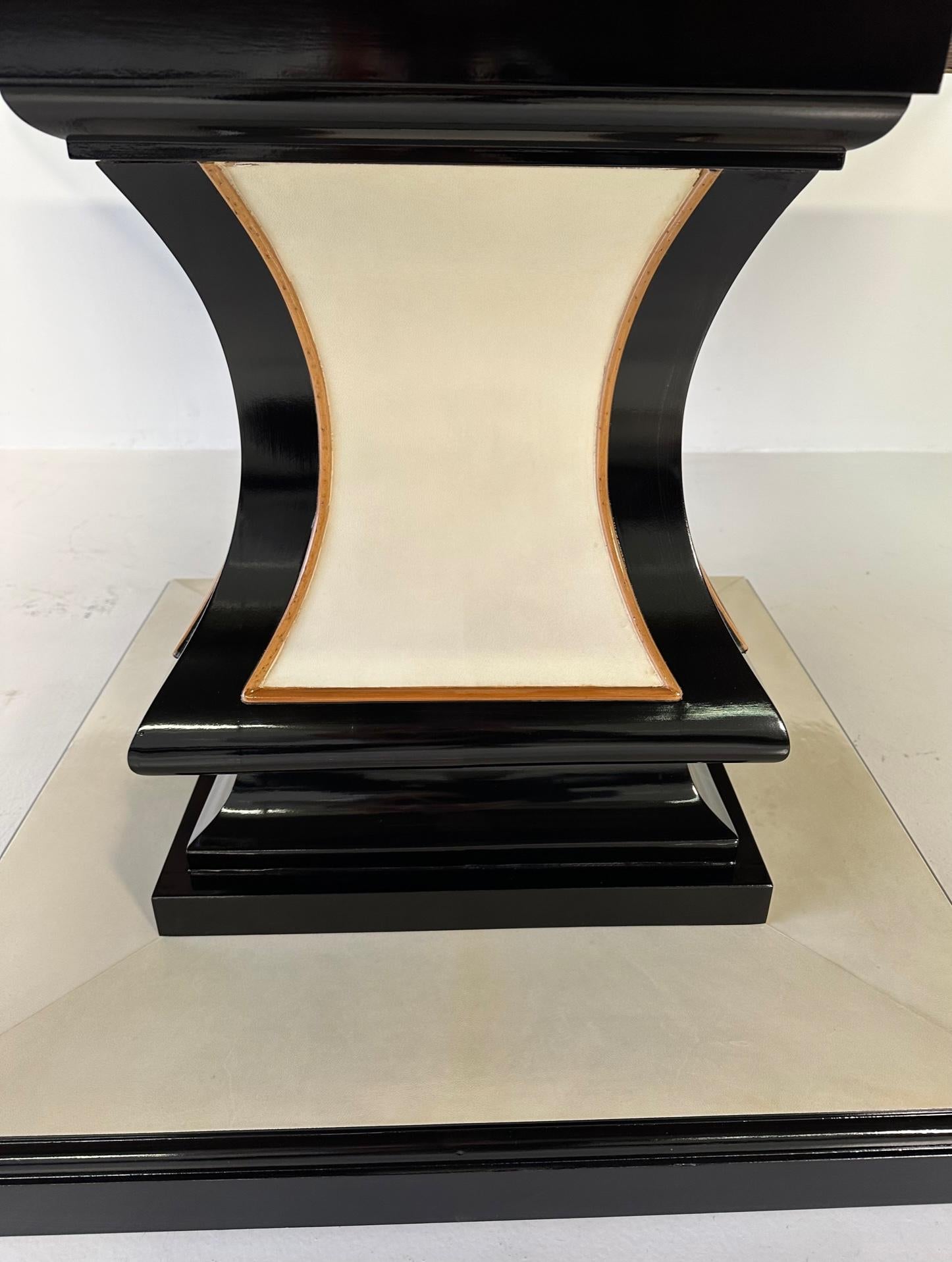 Table carrée italienne de style Art Déco en parchemin, laque noire et érable  3