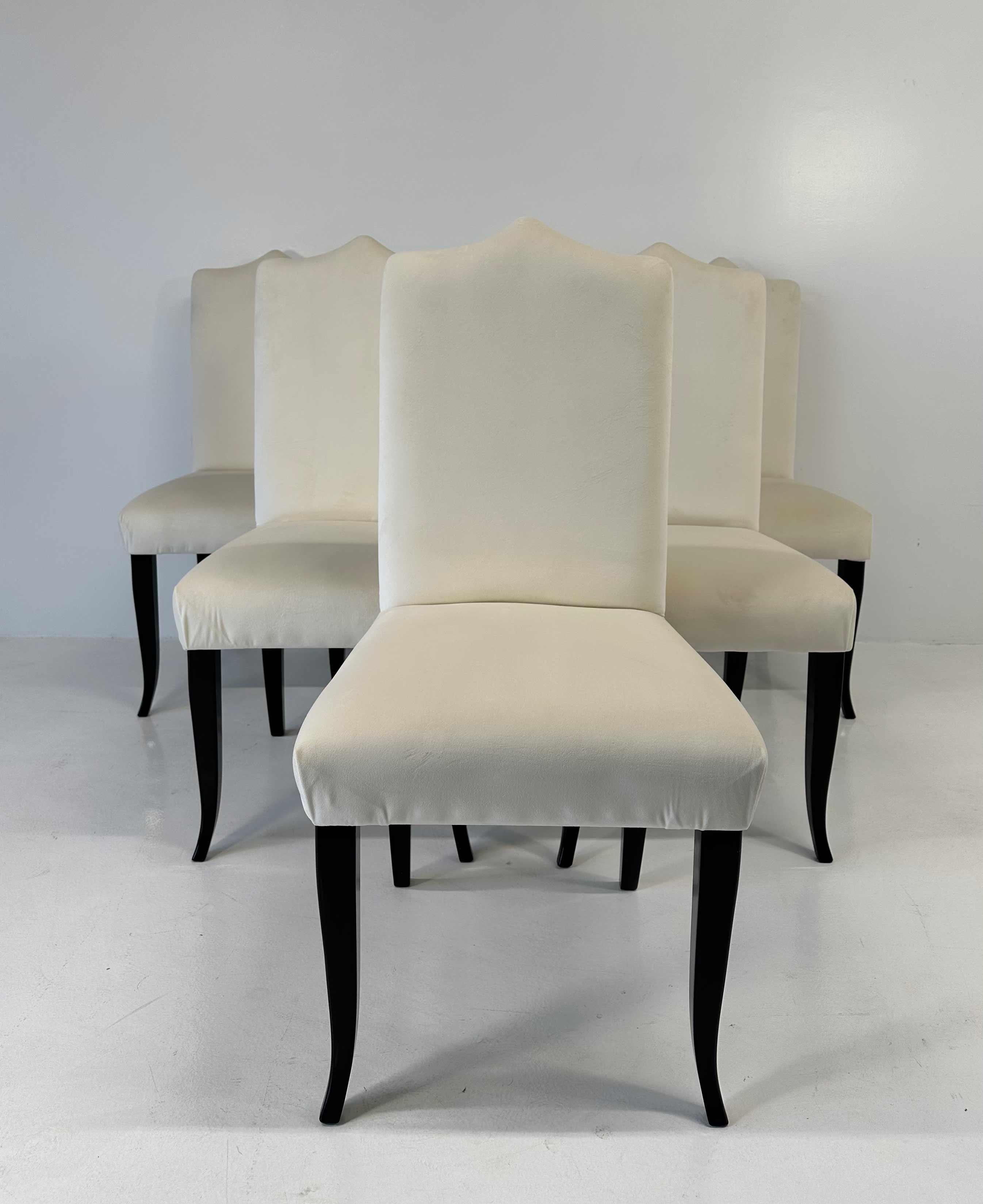 Cet ensemble de 6 chaises de style Art déco a été produit dans le nord de l'Italie dans les années 1980. 
Ils sont entièrement recouverts d'un velours crème de haute qualité sur une structure laquée noire.

Mesures : 
49 cm x 58 cm , h tot 106, h