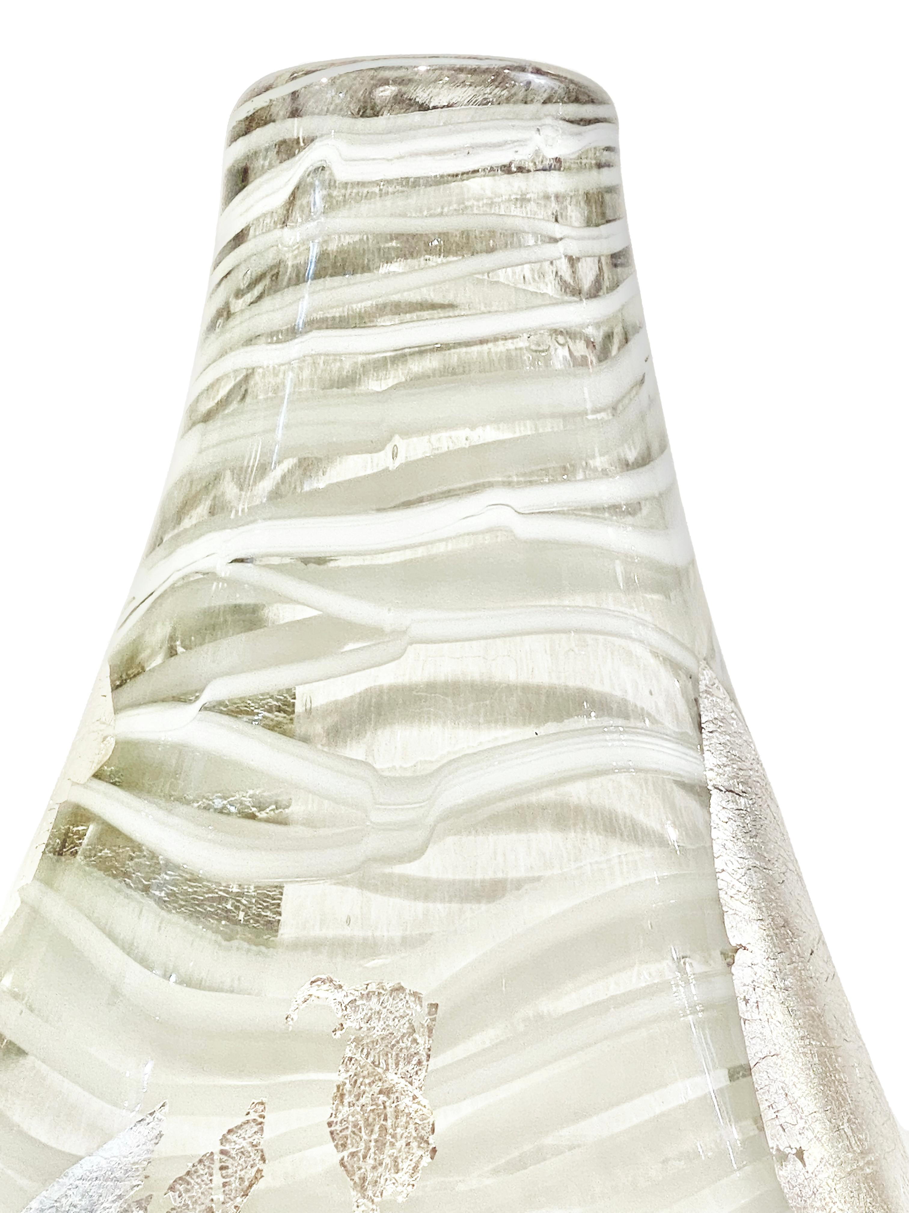 Vase sculpté en verre de Murano blanc et transparent de style Art déco italien en vente 7