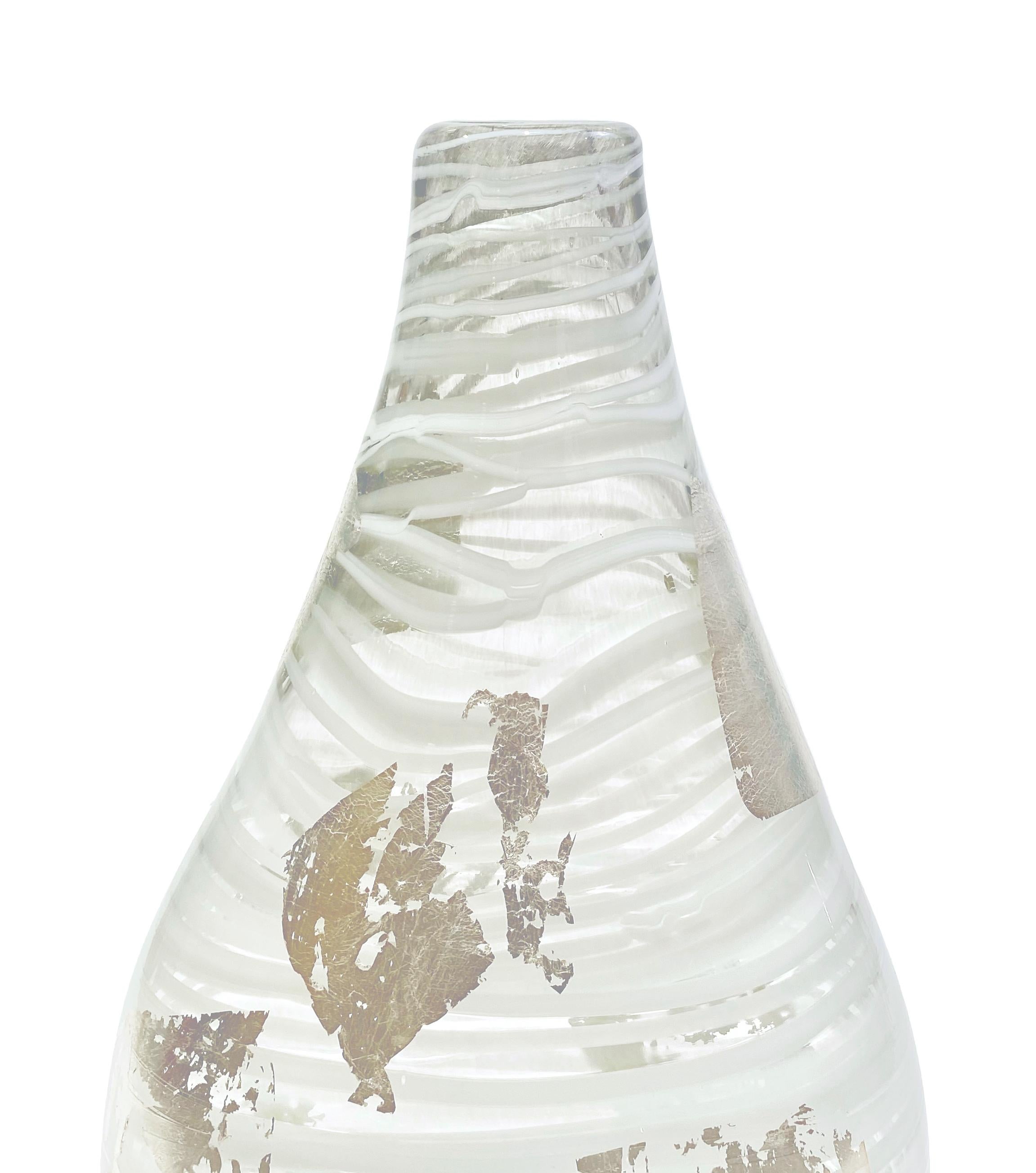 Vase sculpté en verre de Murano blanc et transparent de style Art déco italien en vente 10