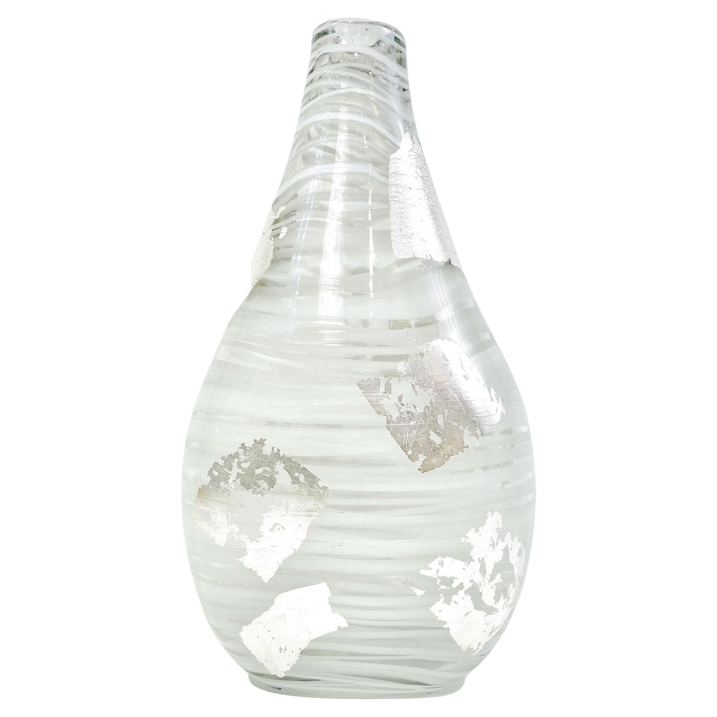 Vase sculpture italienne en verre de Murano transparent et blanc à feuilles d'argent de style Art déco