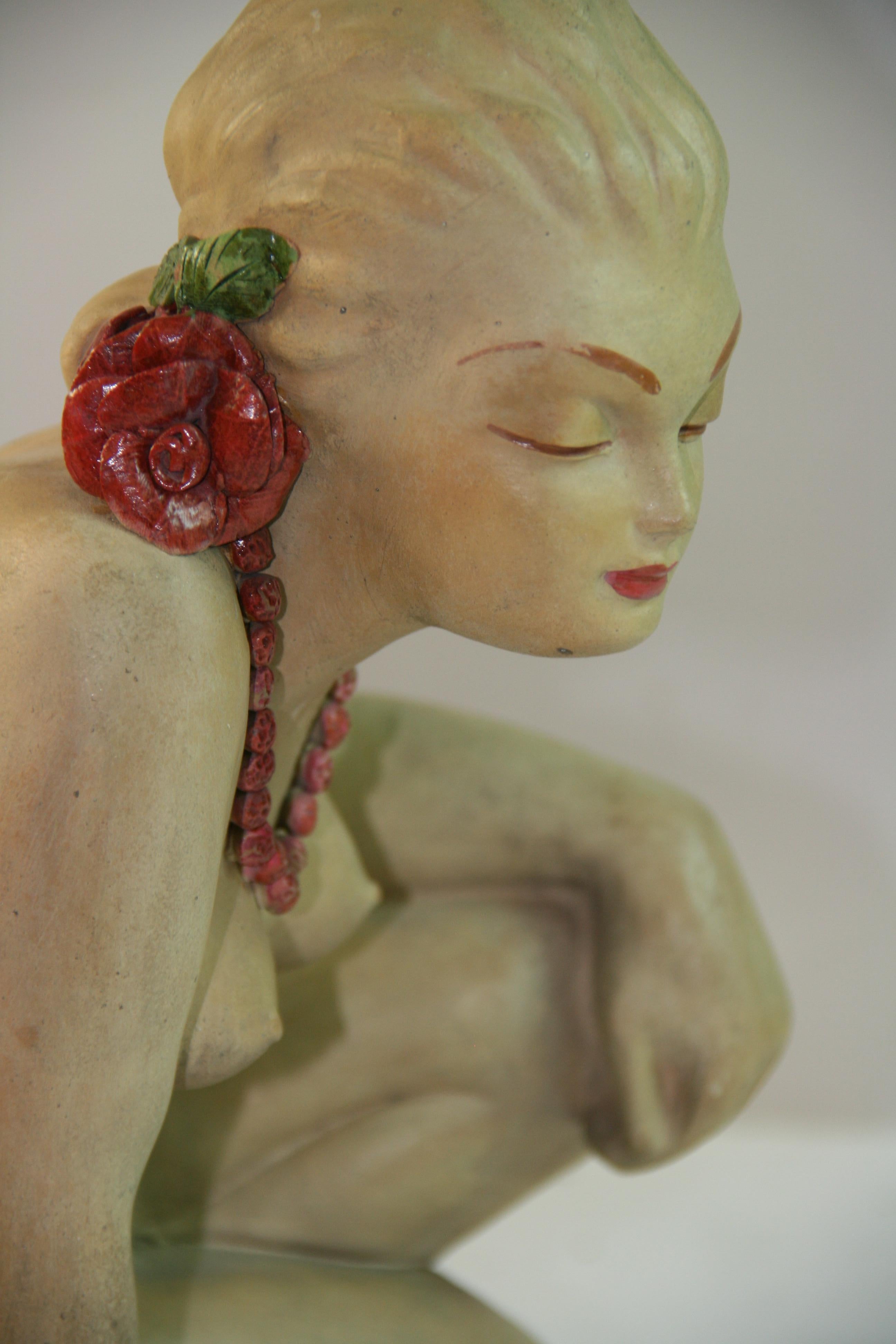 Italienische Terrakotta-Skulptur einer nackten Frau im Art déco-Stil mit roter Blume im Art déco-Stil, 1945 im Angebot 5