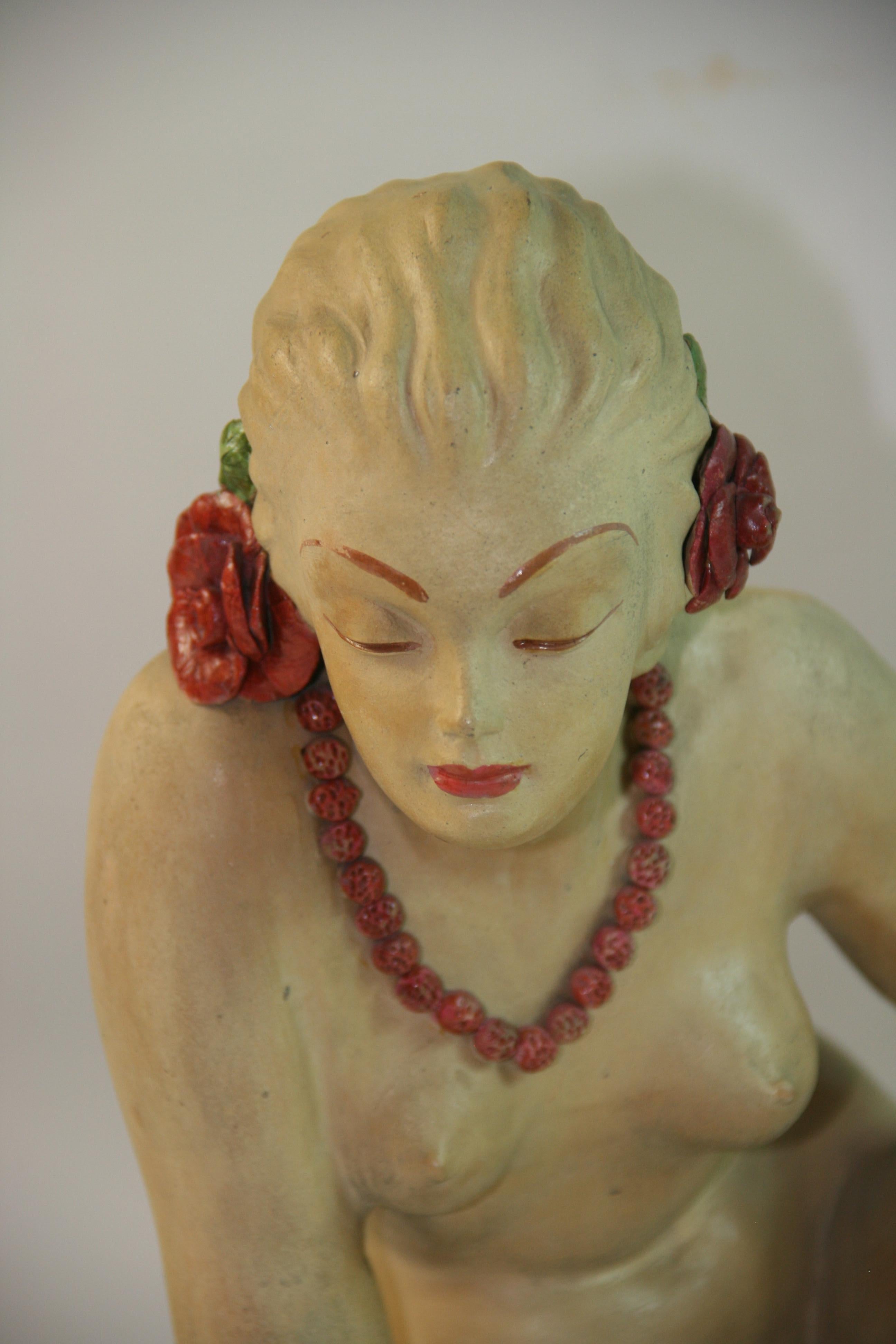 Italienische Terrakotta-Skulptur einer nackten Frau im Art déco-Stil mit roter Blume im Art déco-Stil, 1945 (Handgefertigt) im Angebot
