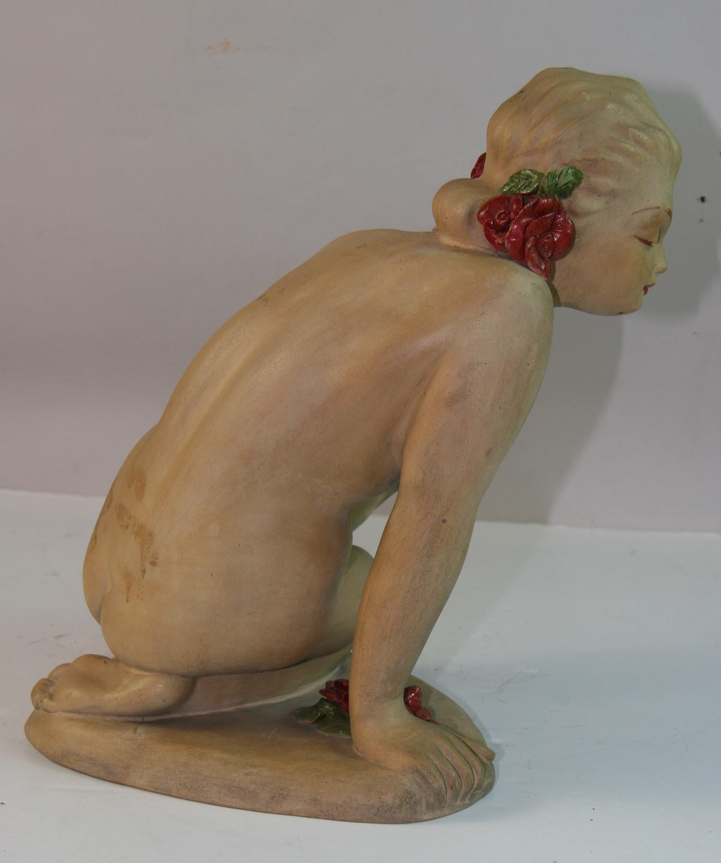 Italienische Terrakotta-Skulptur einer nackten Frau im Art déco-Stil mit roter Blume im Art déco-Stil, 1945 im Angebot 3