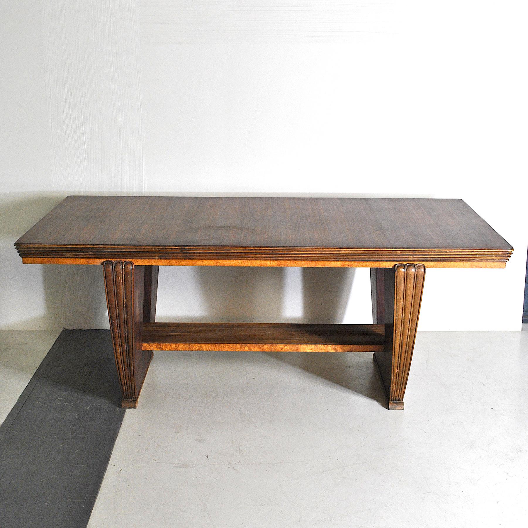 Elegant 40's Italian table in art deco style in finely worked rosewood.