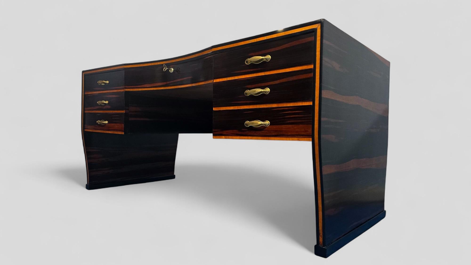 Stylish Art Deco Desk from the 1940s attributed to Osvaldo Borsani, refined design in the back part with a beautiful  arched shape, a solution that is repeated in the front part in the part of the central drawer, the sides of the desk that form an