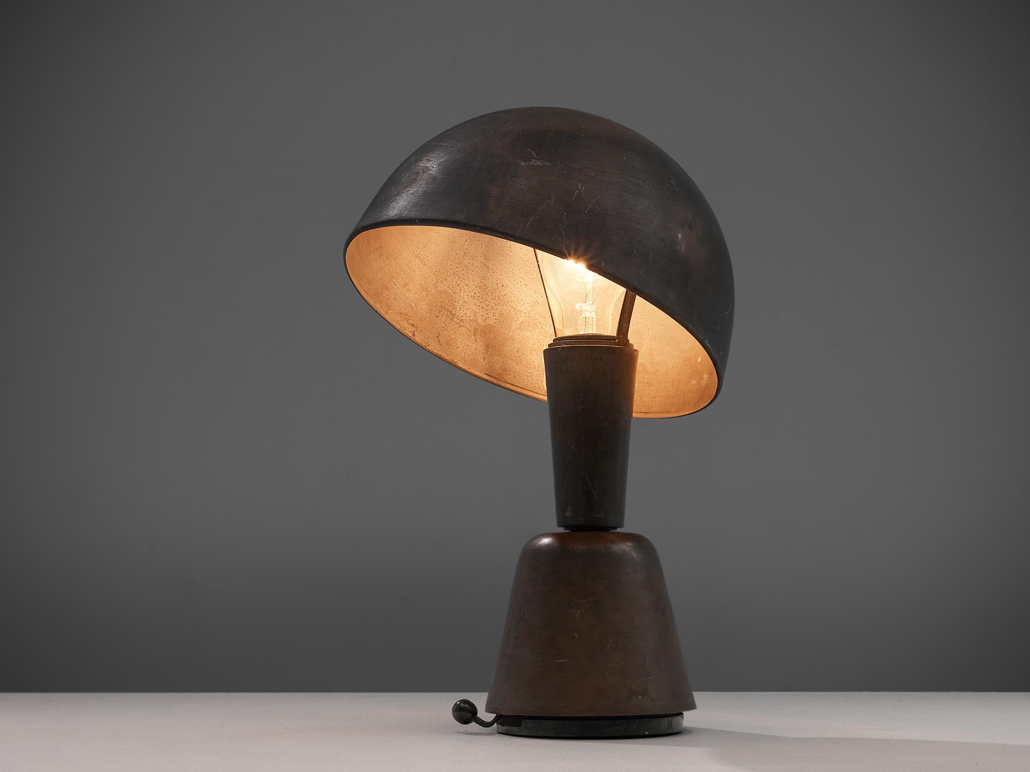 Magilux, table lamp, metal, Italy, 1930s

Rare table lamp manufactured by Magilux in the 1930s. The shape of the stem and the shade are unique. So is the choice of material: Fully executed in metal the form of the shade may be associated with a