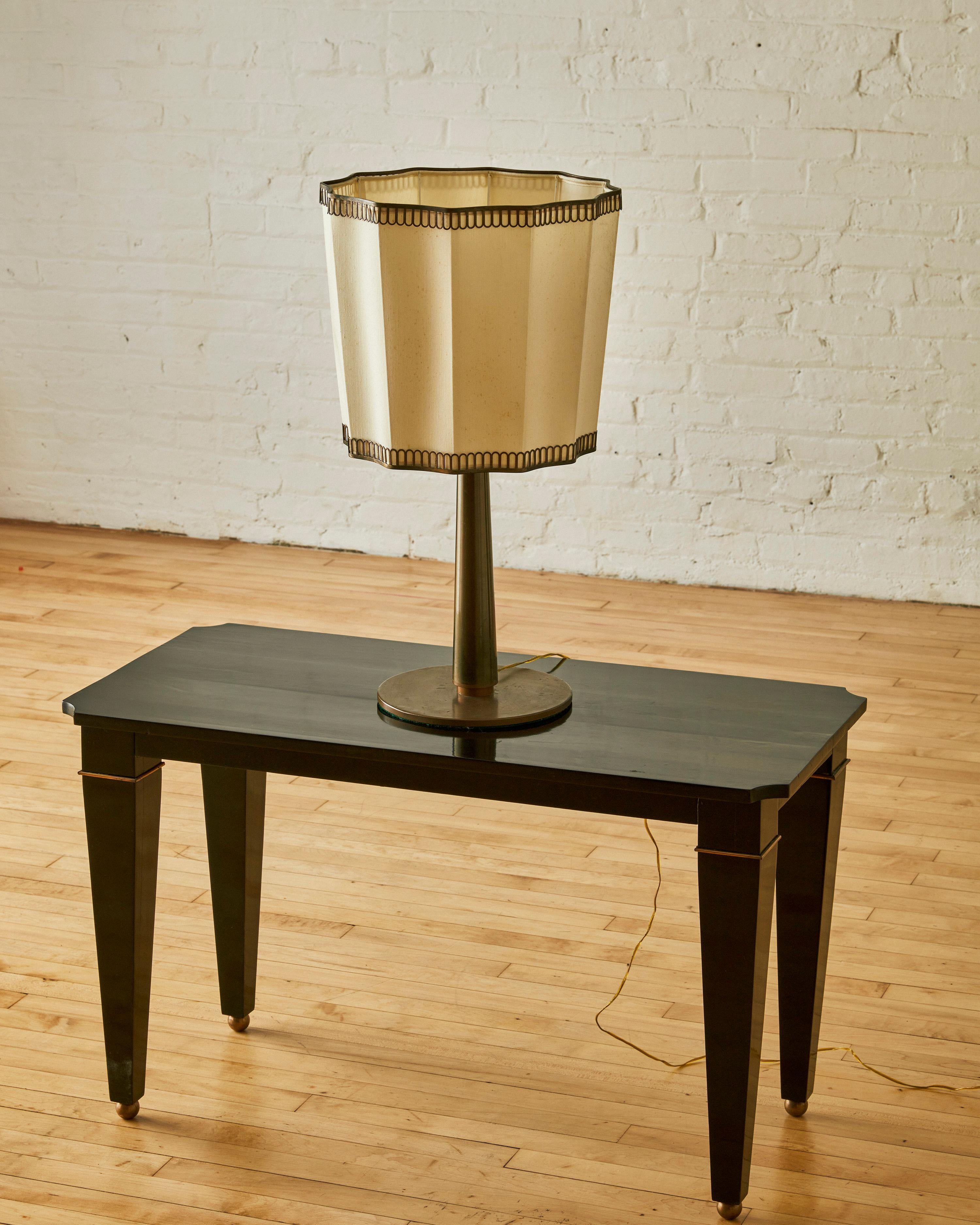 Laiton Lampe de table Art déco italienne en vente