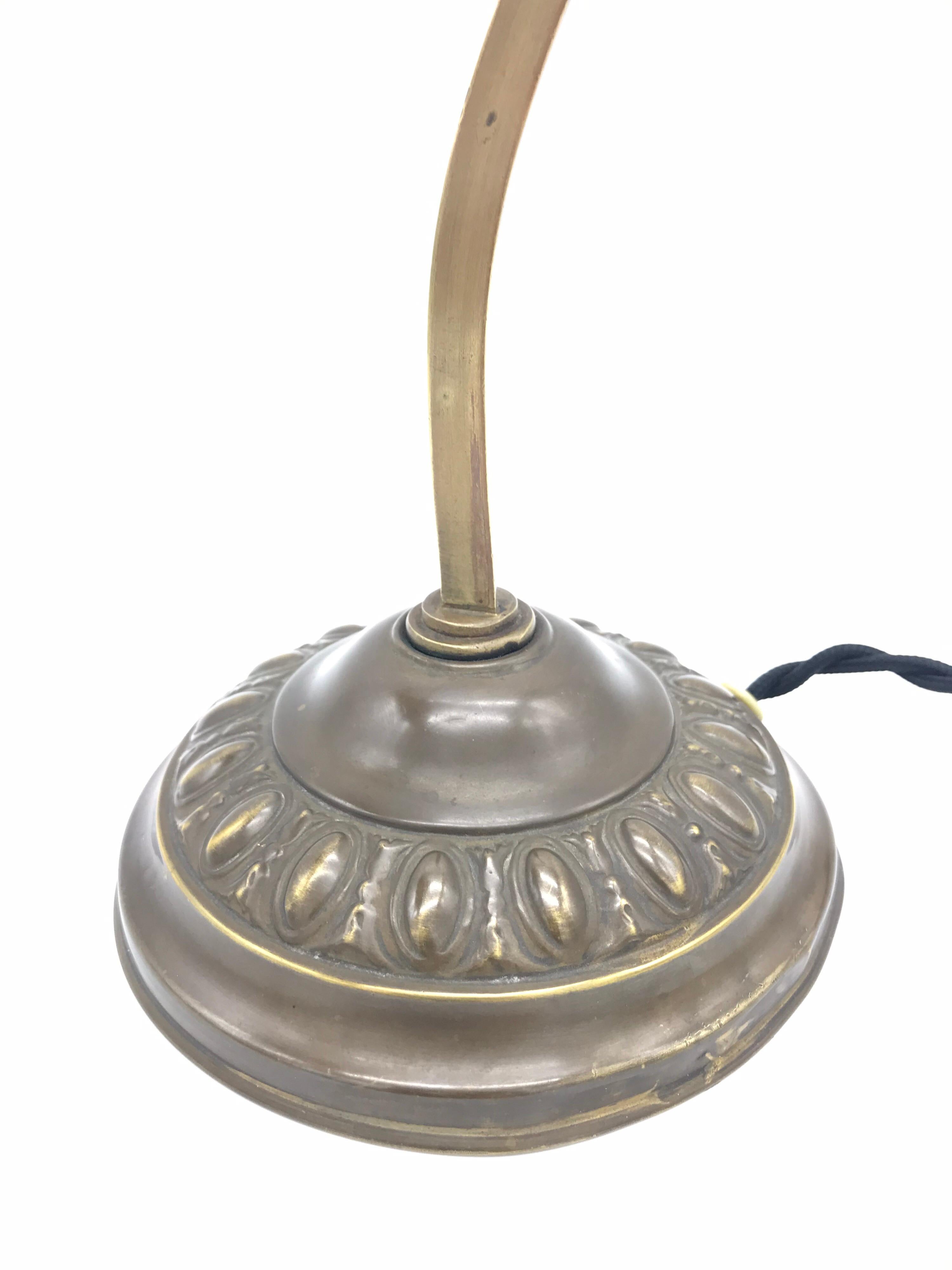 Italienische Art-Déco-Tischlampe aus den 1930er Jahren aus Kupfer mit Glasperlen im Zustand „Gut“ im Angebot in Søborg, DK