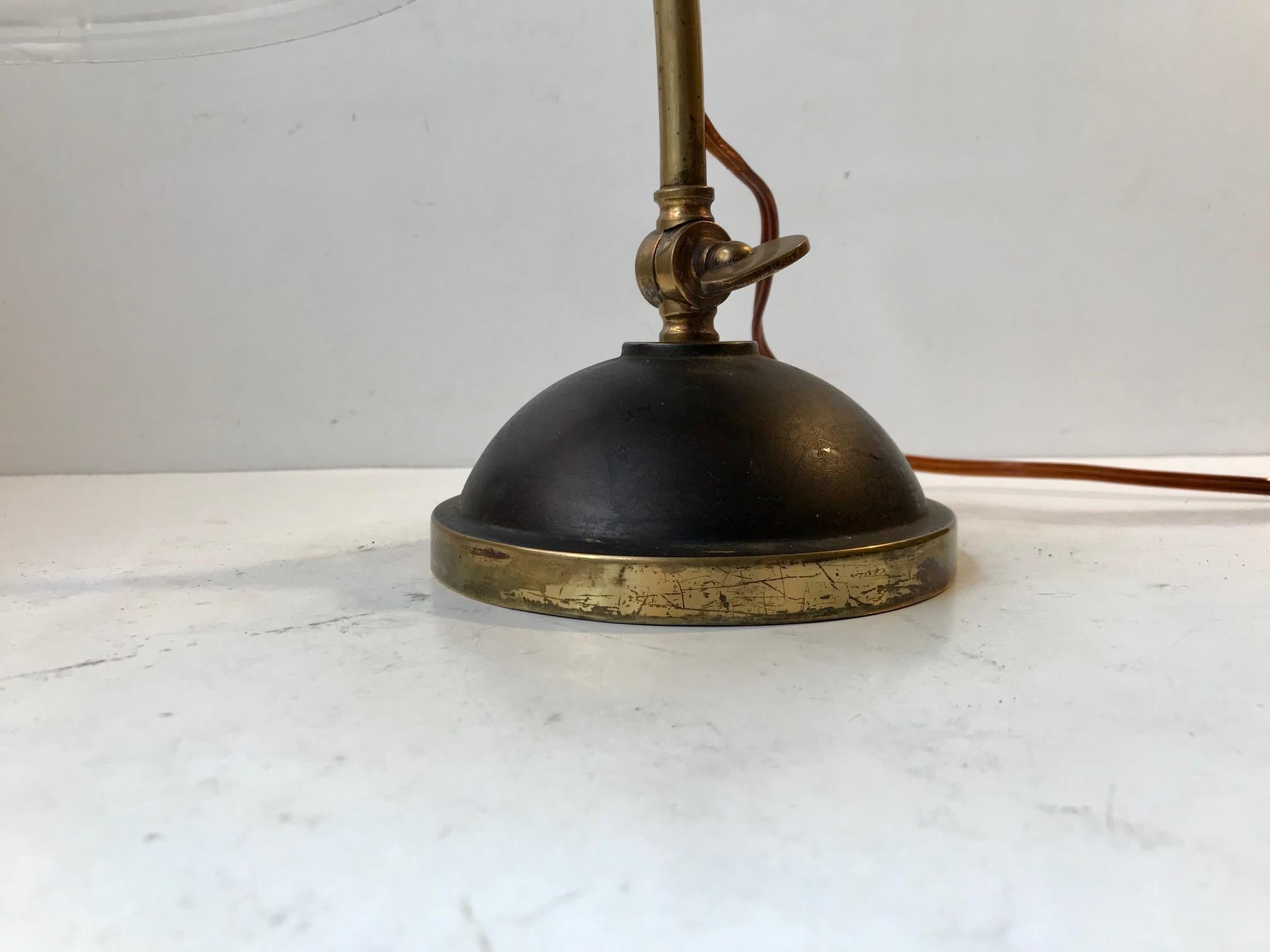 Lampe de bureau italienne Art Déco en laiton et verre, années 1930 en vente 4