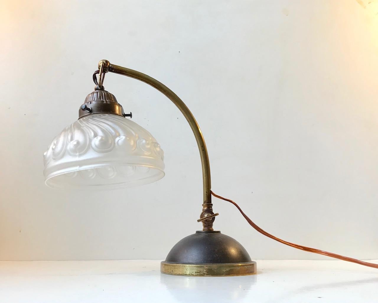 Italian Art Deco Table Lamp in Brass and Glass, 1930s In Good Condition For Sale In Esbjerg, DK