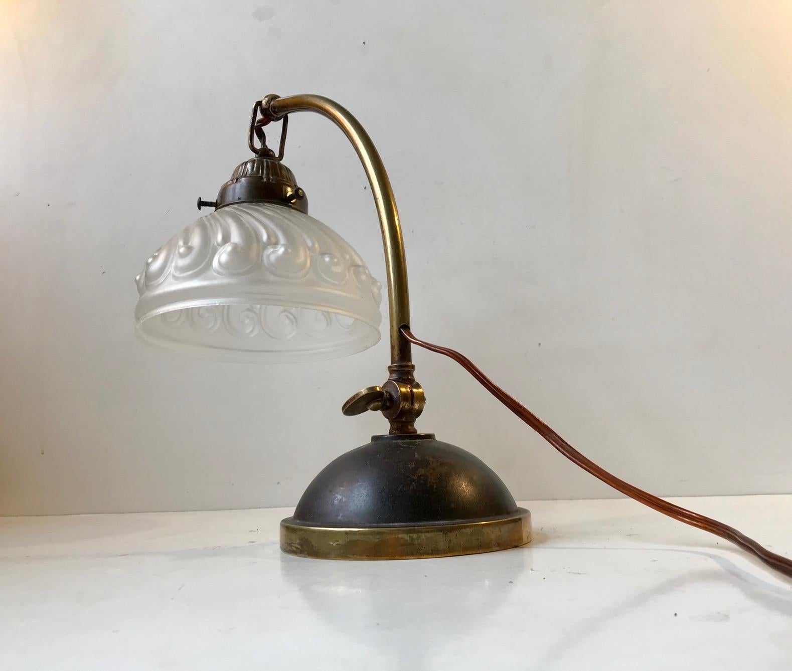 Mid-20th Century Italian Art Deco Table Lamp in Brass and Glass, 1930s For Sale