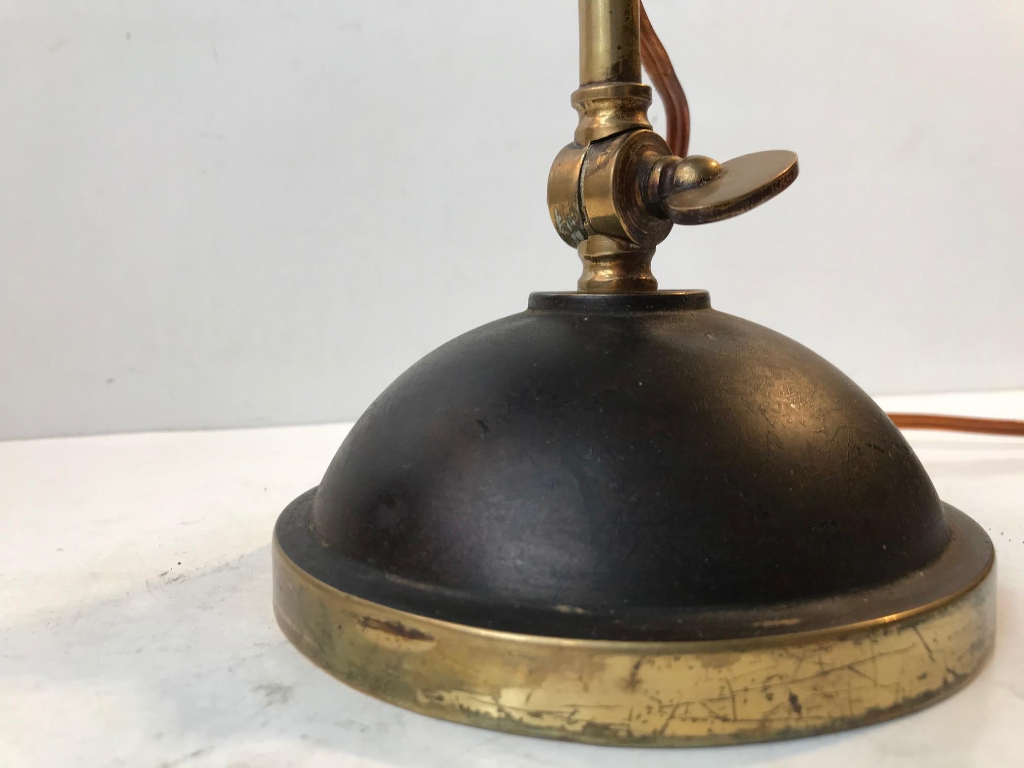 Italian Art Deco Table Lamp in Brass and Glass, 1930s For Sale 1