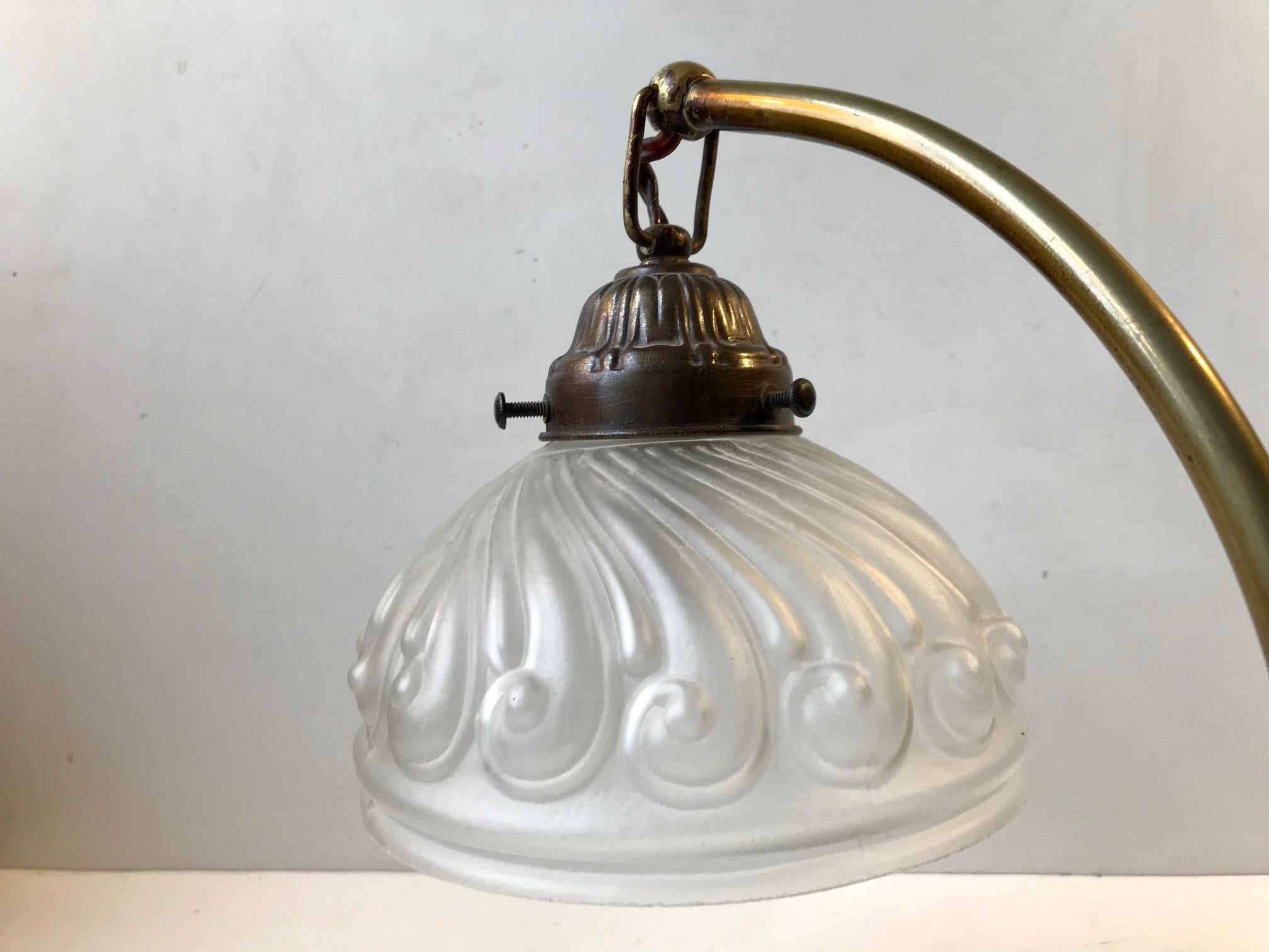 Laiton Lampe de bureau italienne Art Déco en laiton et verre, années 1930 en vente